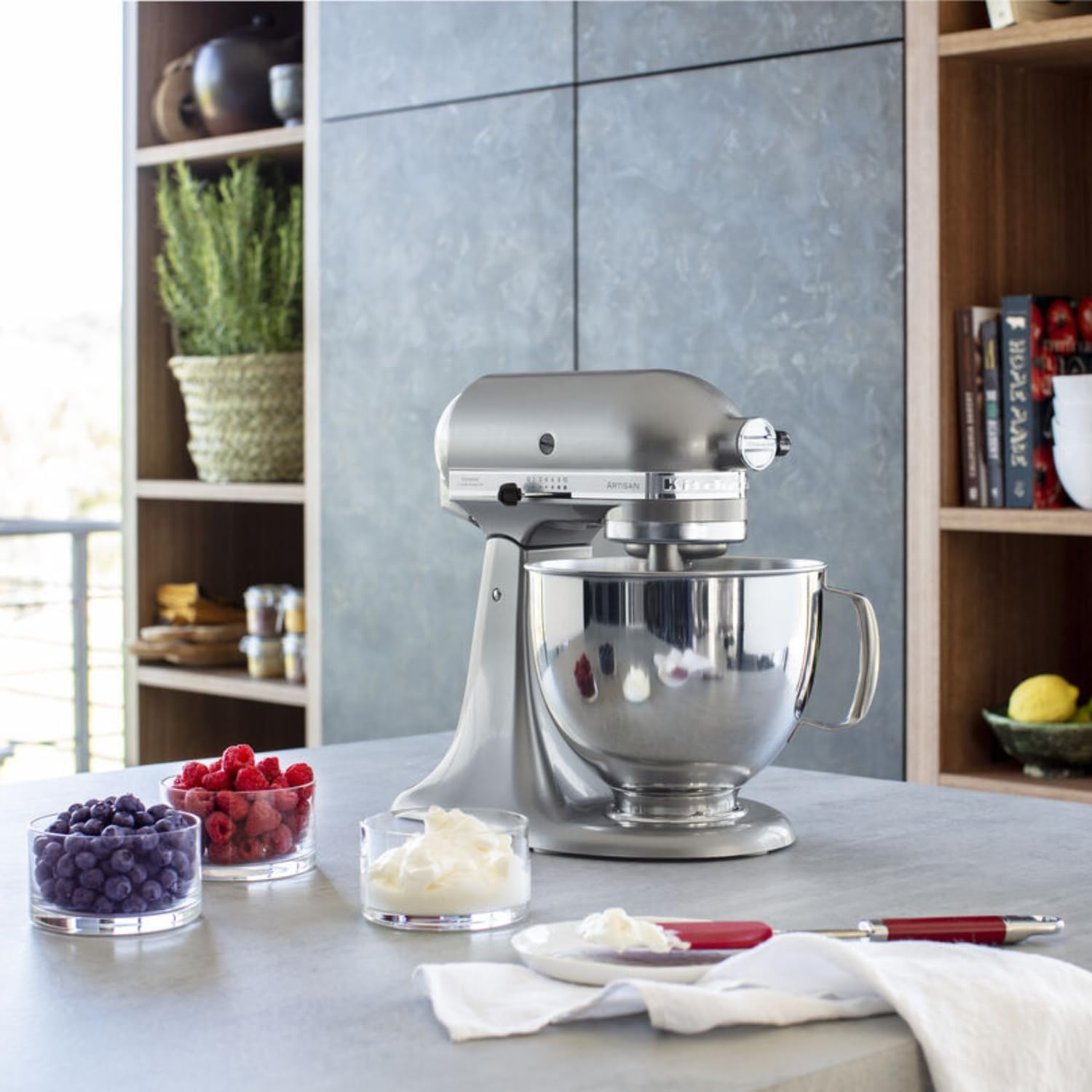 KitchenAid Küchenmaschine - Artisan - Kippbarem Food Processor - Teigknetmaschine mit 3 Zubehör und Schüssel aus Edelstahl - 4.8 L - Kontur silber