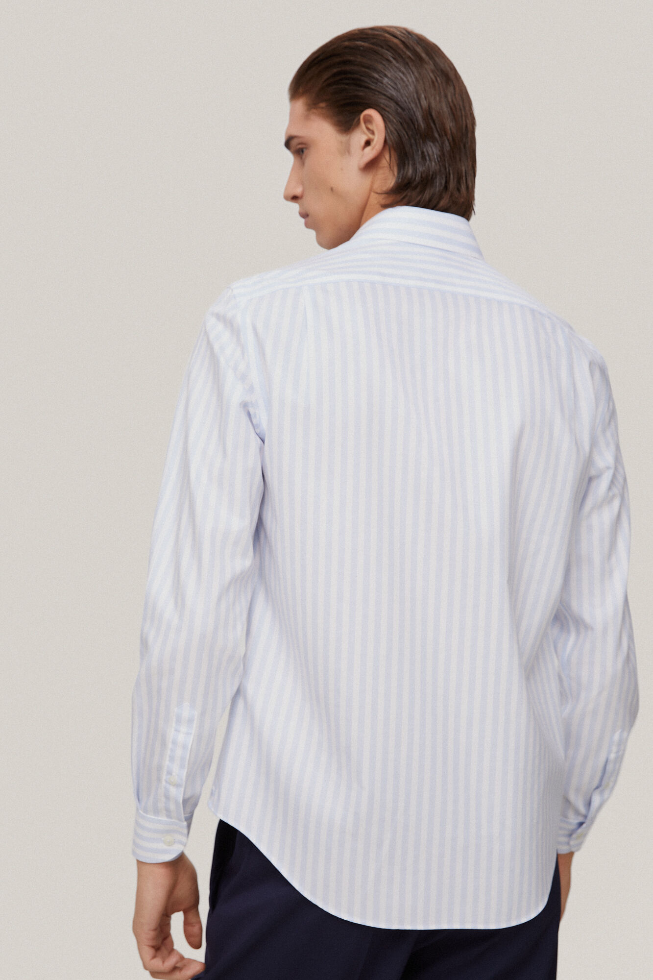 Camisa social listrada, azul, que não precisa passar e é resistente a manchas.
