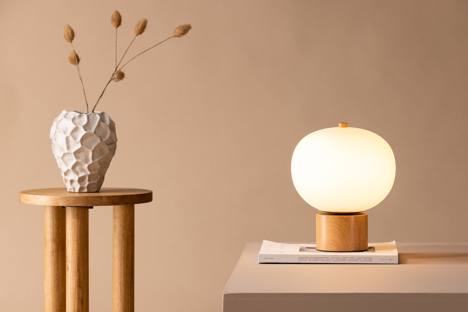 Cholet bordlampe Natur, hvit skjerm i glass