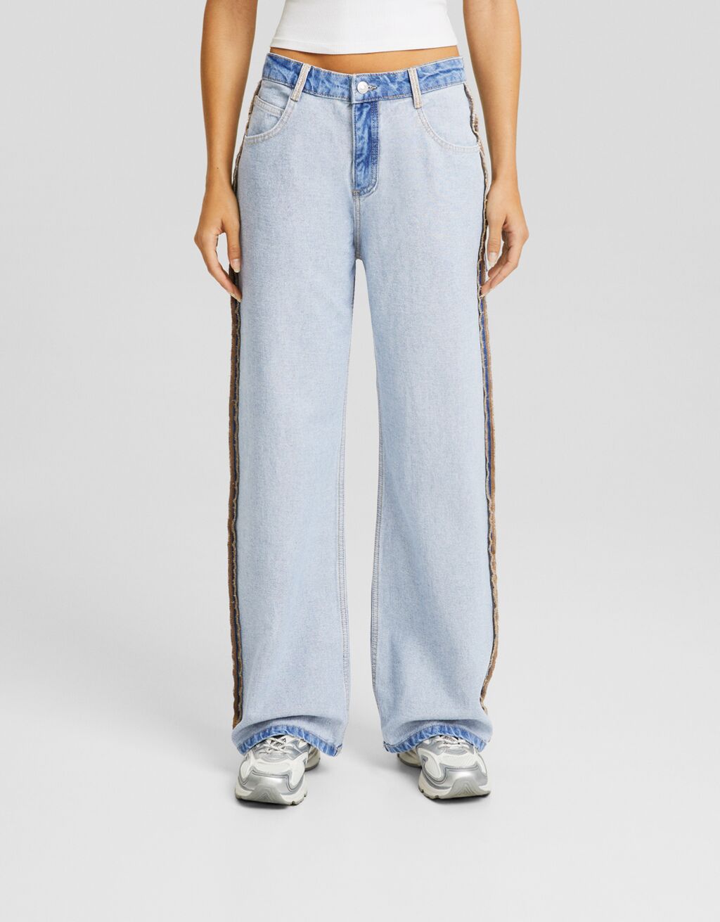 calças jeans largas ao contrário