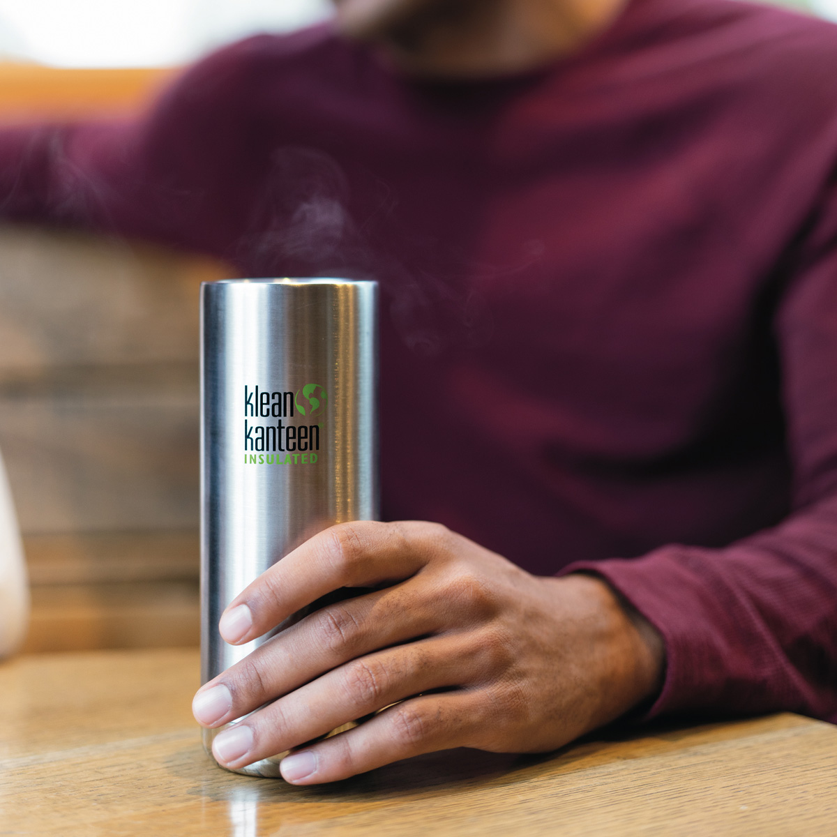 Garrafa térmica isolada Klean Kanteen Tkwide de 473 ml com tampa para café.
