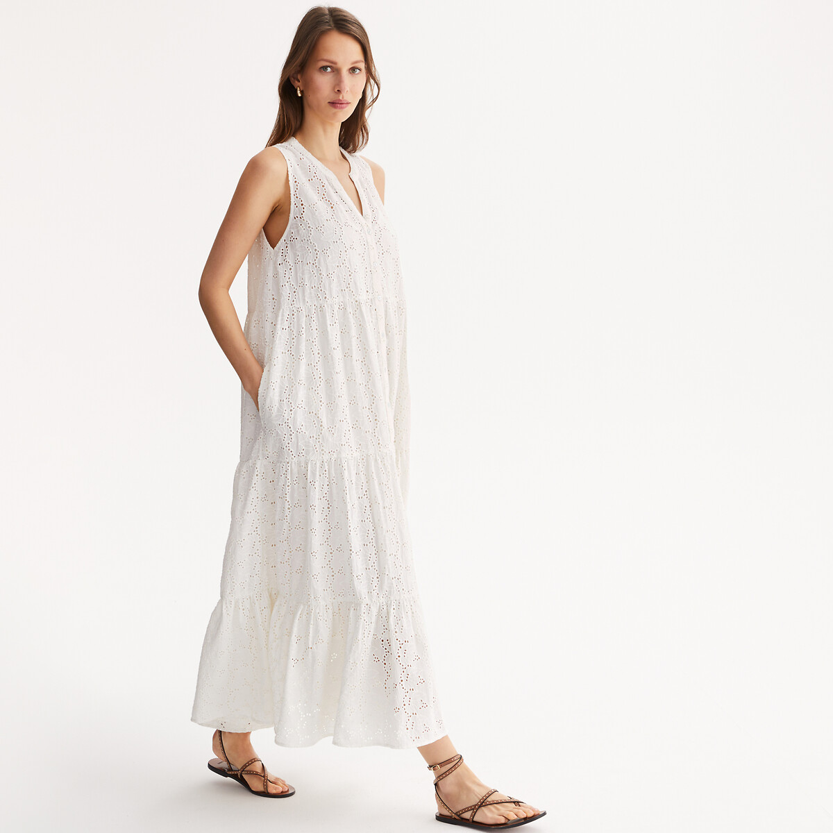 ANNE WEYBURN<br>Vestido longo, sem mangas e bordado com modelagem evasê