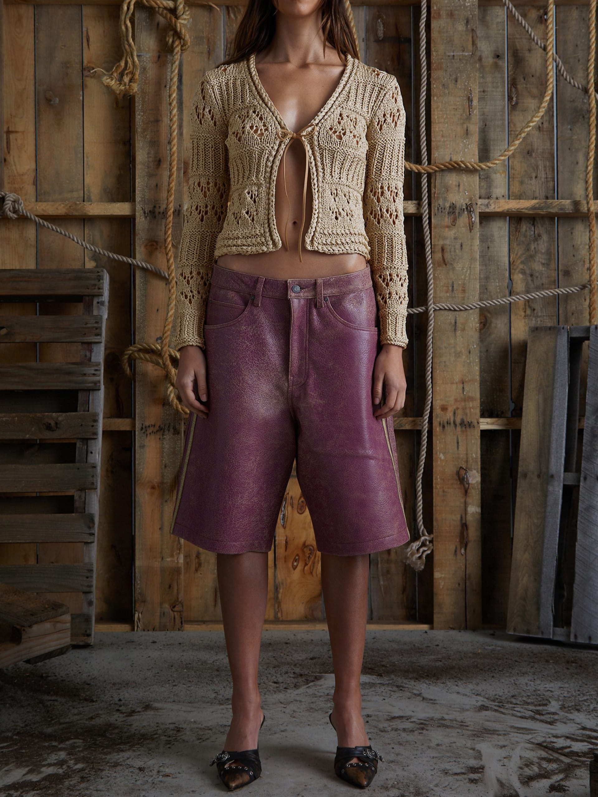 shorts de couro craquelado