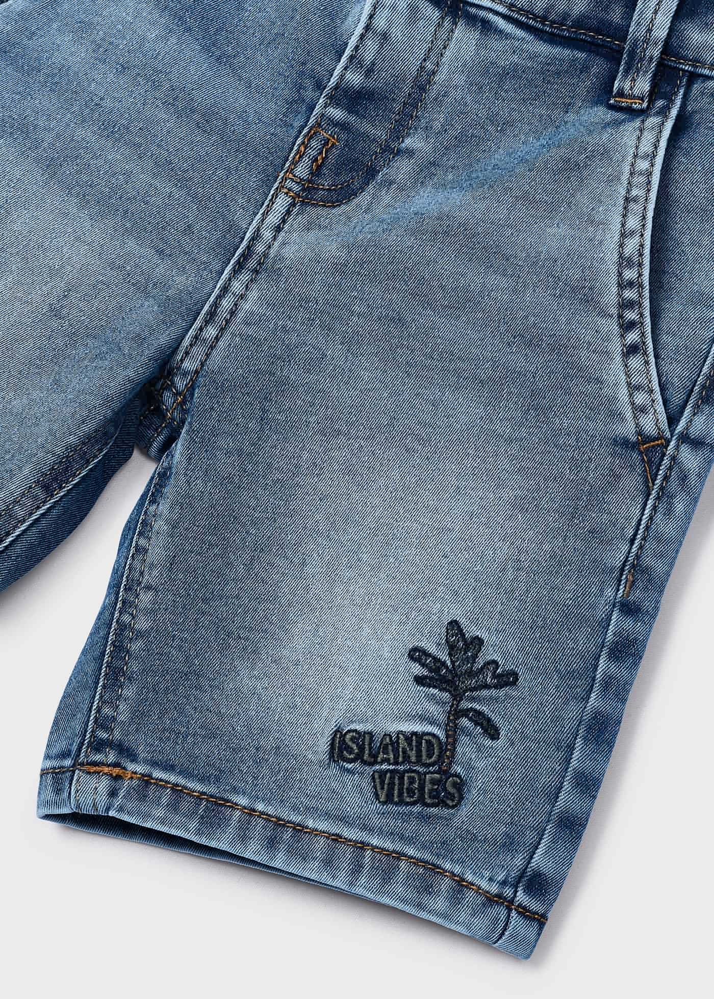 Bermuda jeans feita com algodão sustentável para meninos