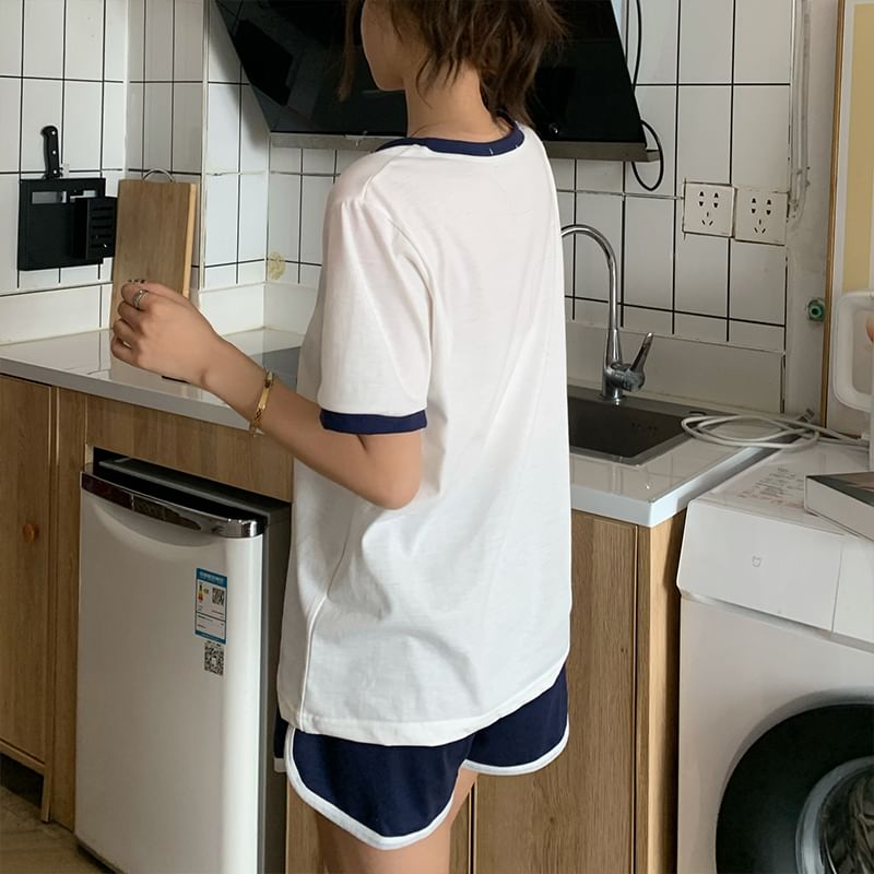 Siensien - Pyjamaset: T-shirt met korte mouwen, ronde hals en contrasterende bies + elastische tailleband met split