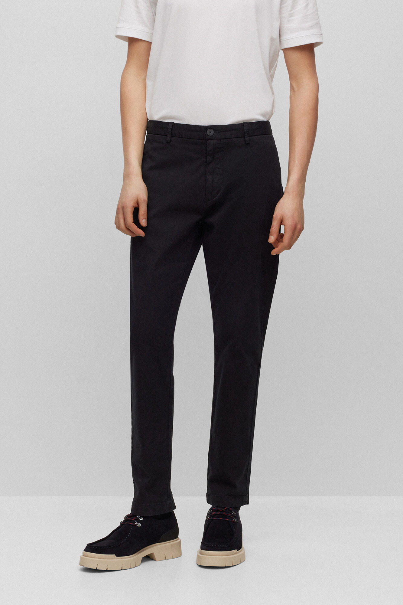Calça chino slim fit com bolsos - preta