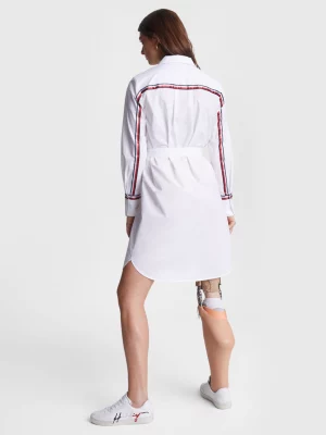 Vestido camisa na altura do joelho com estampa de listras e logo adaptável