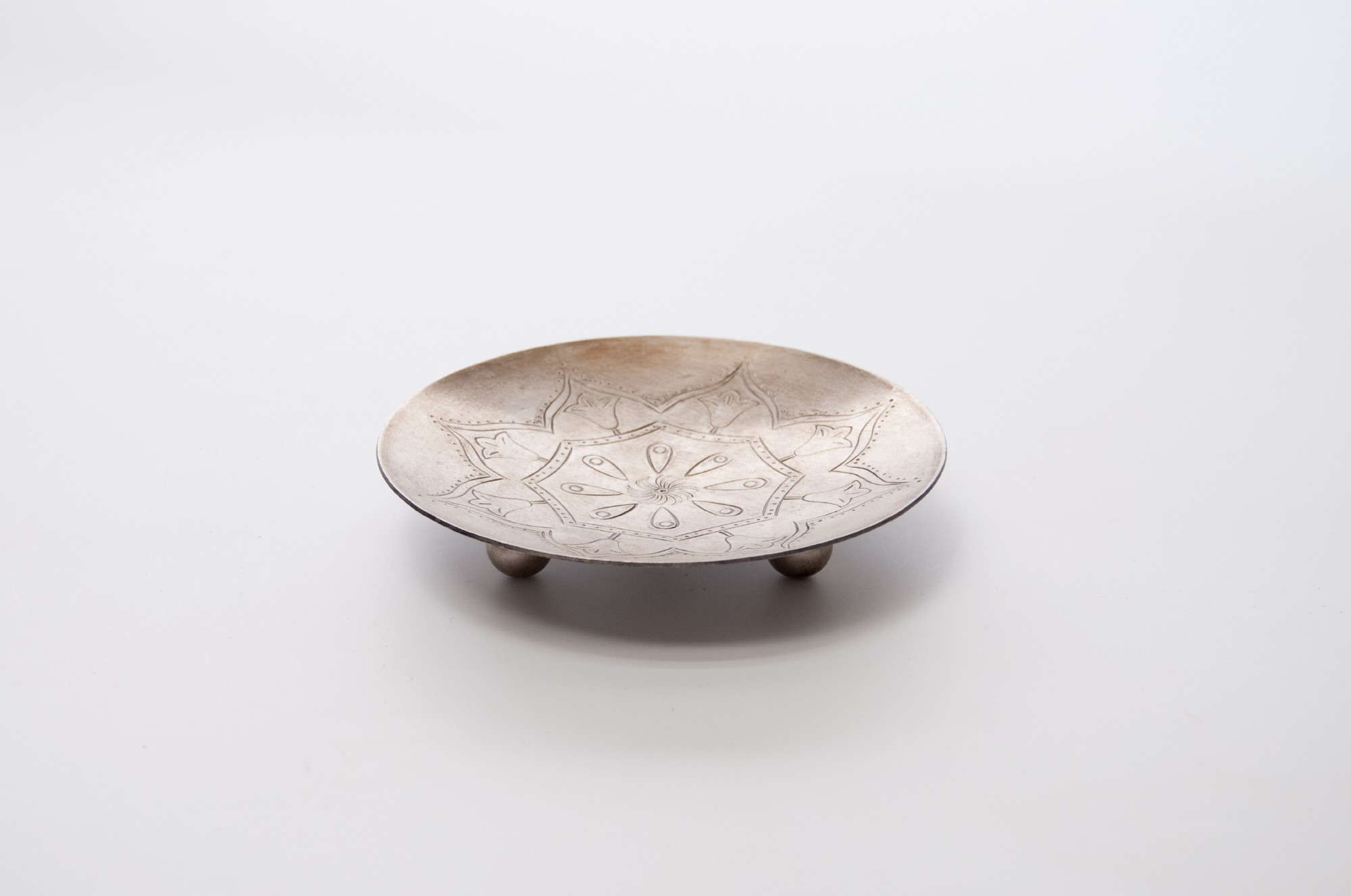 Teller rund, vernickelt, silber, H 3 cm, Ø 13 cm von fischer's lagerhaus