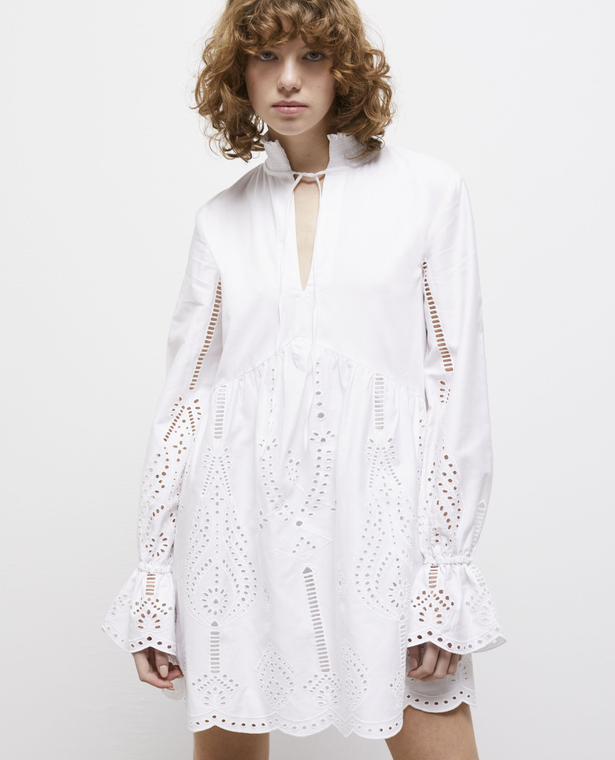 Robe courte blanche avec broderie Anglaise