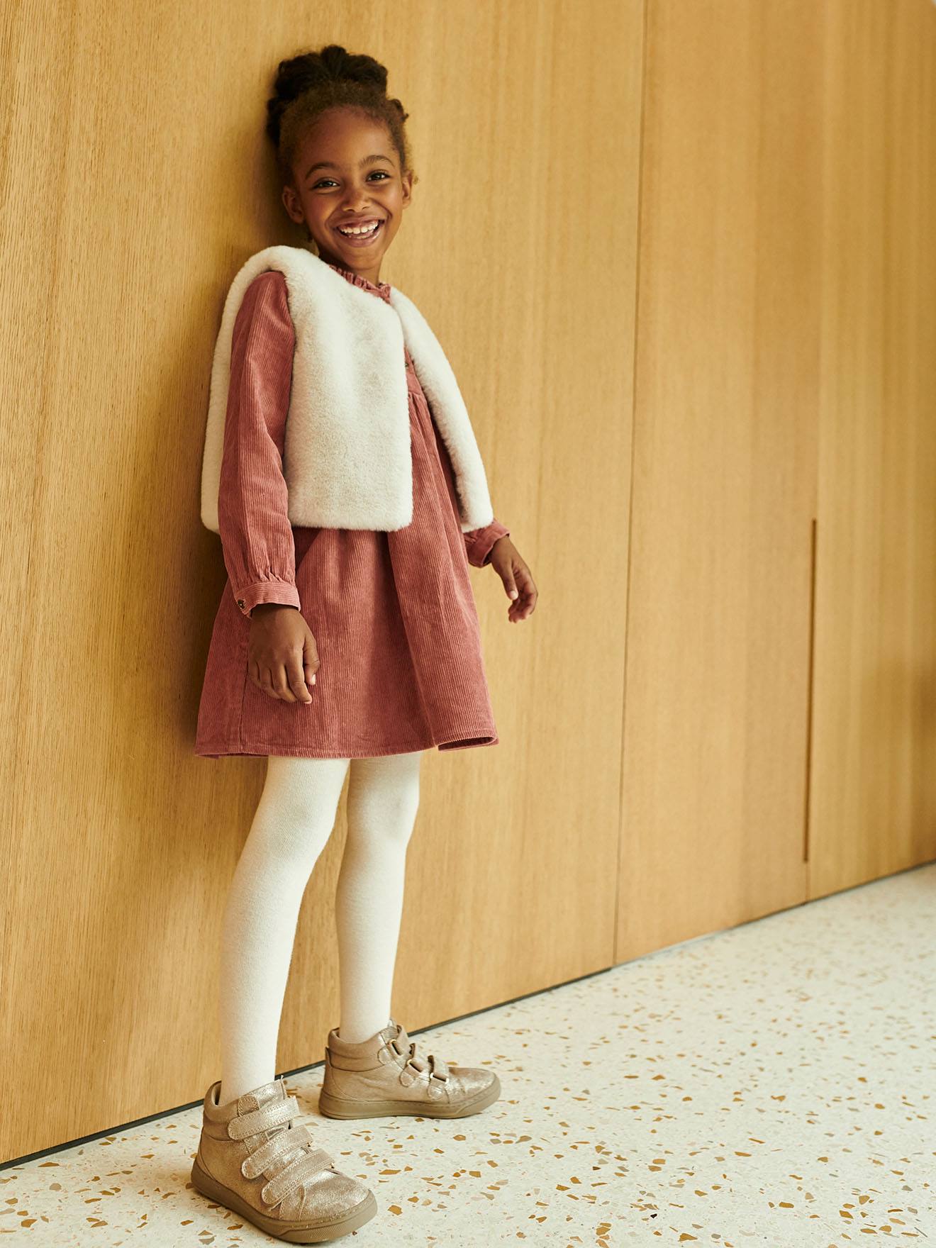 Vestido de veludo cotelê com babado, liso, marrom médio, para menina.