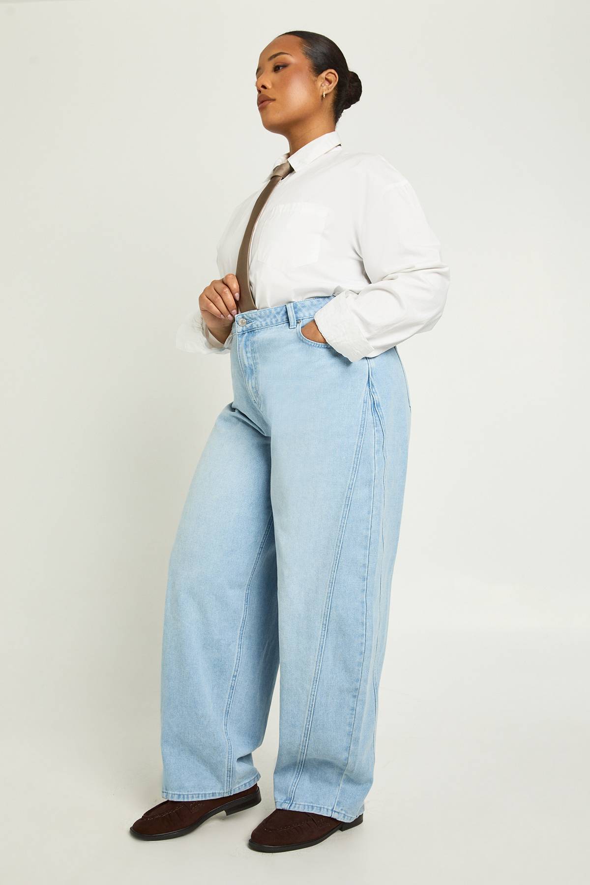 boohoo Jean Plus à taille mi-haute avec couture torsadée et jambe tonneau