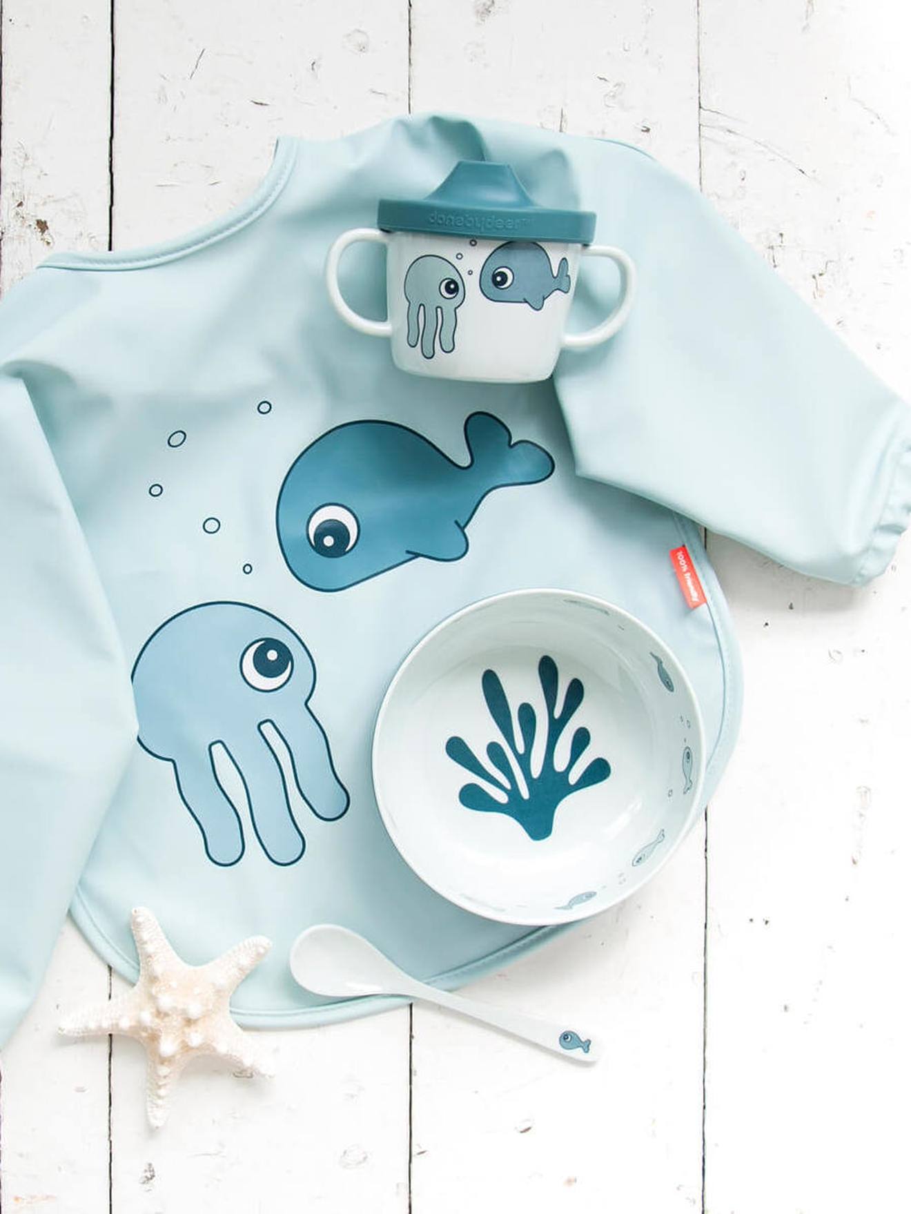 Babador de manga comprida Sea Friends da marca DONE BY DEER, em amarelo escuro liso com estampa.