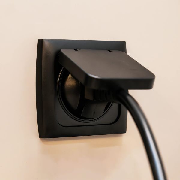 Prise 230V SCHUKO Noire avec couvercle