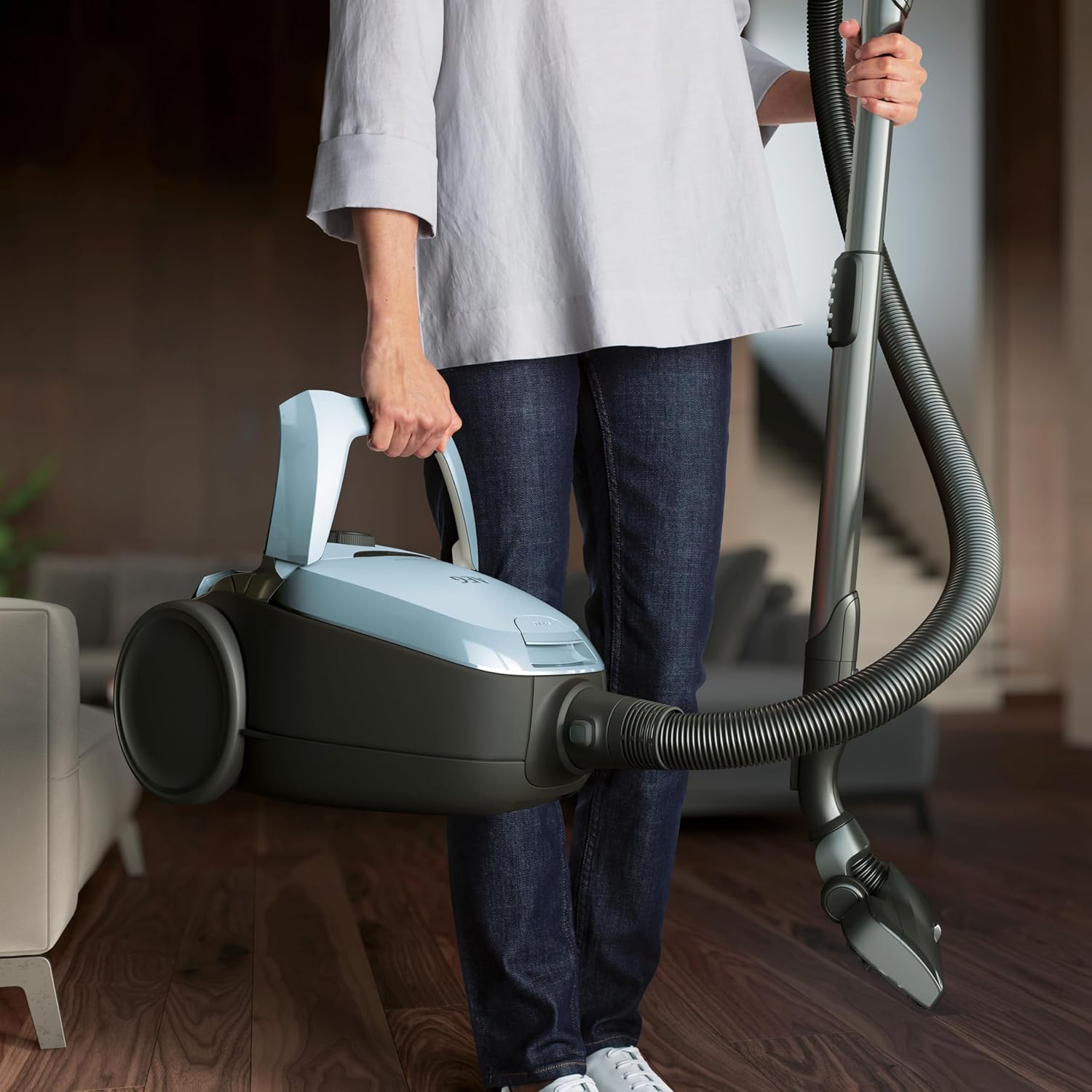 AEG VX82-1-4MB Staubsauger mit Beutel (Automatische Saugkraftregulierung, extrem leise auch auf Teppich, Aufnahme von großen + kleinsten Partikeln, langes Kabel, 55% Recyclingmaterial, 600W, hellblau)