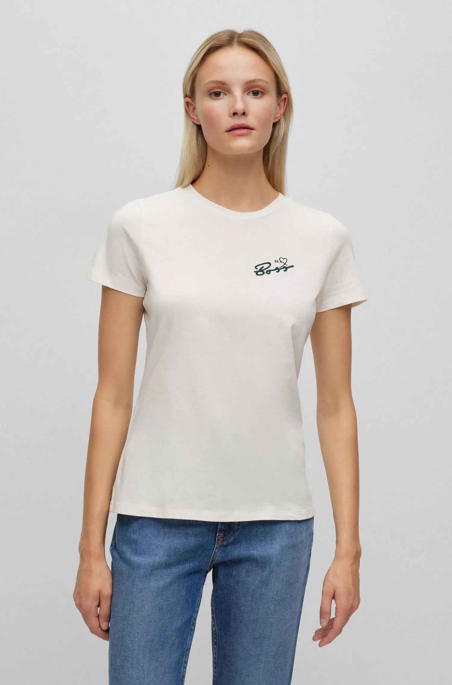 Camiseta BOSS preta de algodão orgânico com logotipo e slogan.