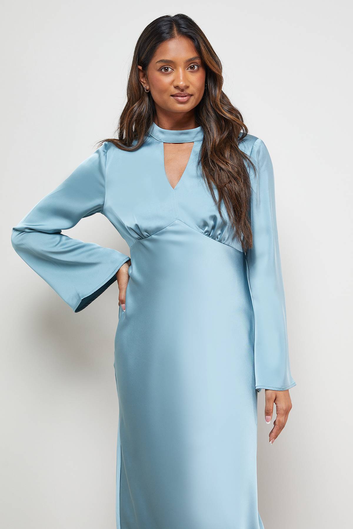 Oasis Robe Midi Satinée à Manches Évasées et Découpe Biais