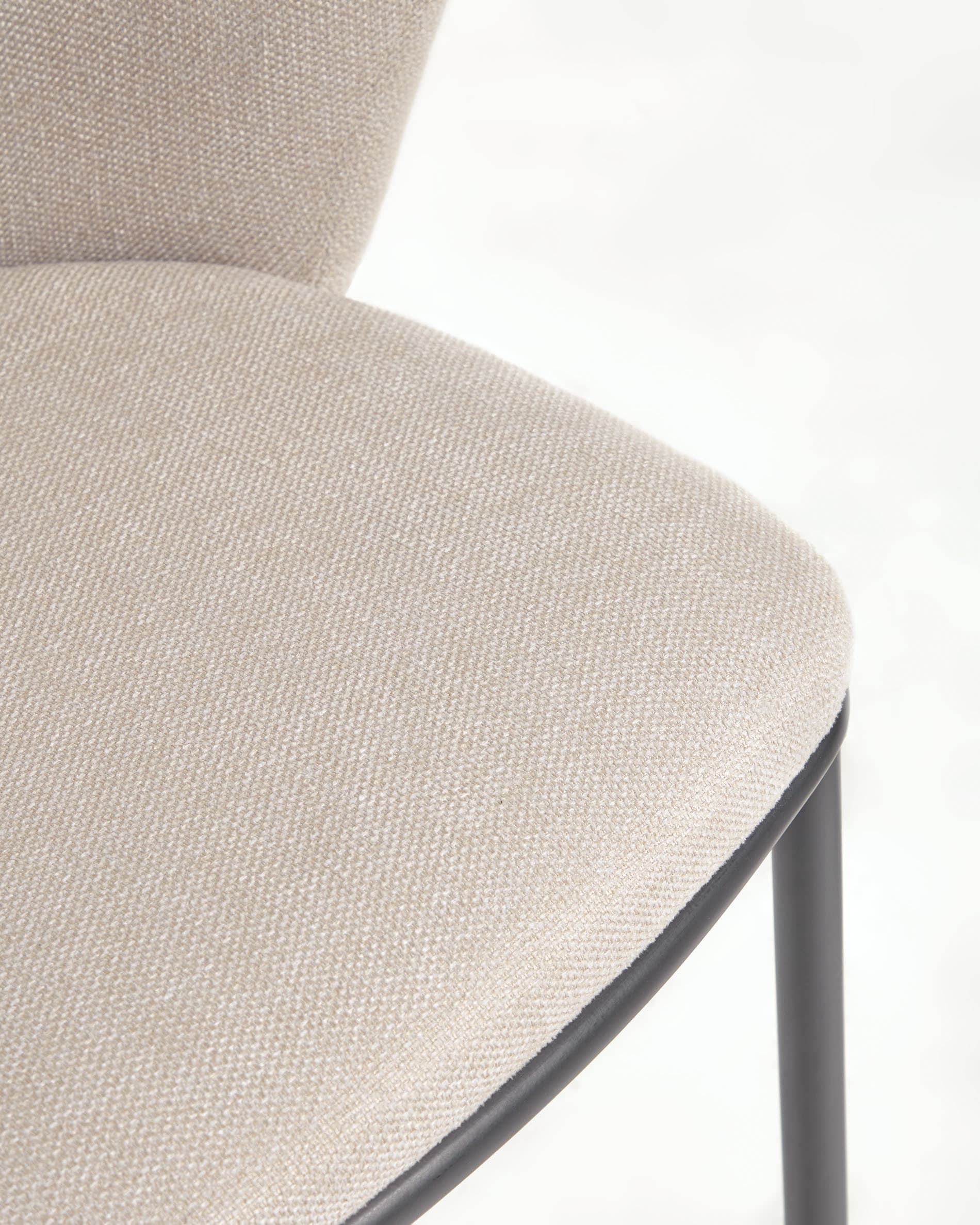 Kave Home - Ciselia kruk in beige chenille en stalen poten in zwart