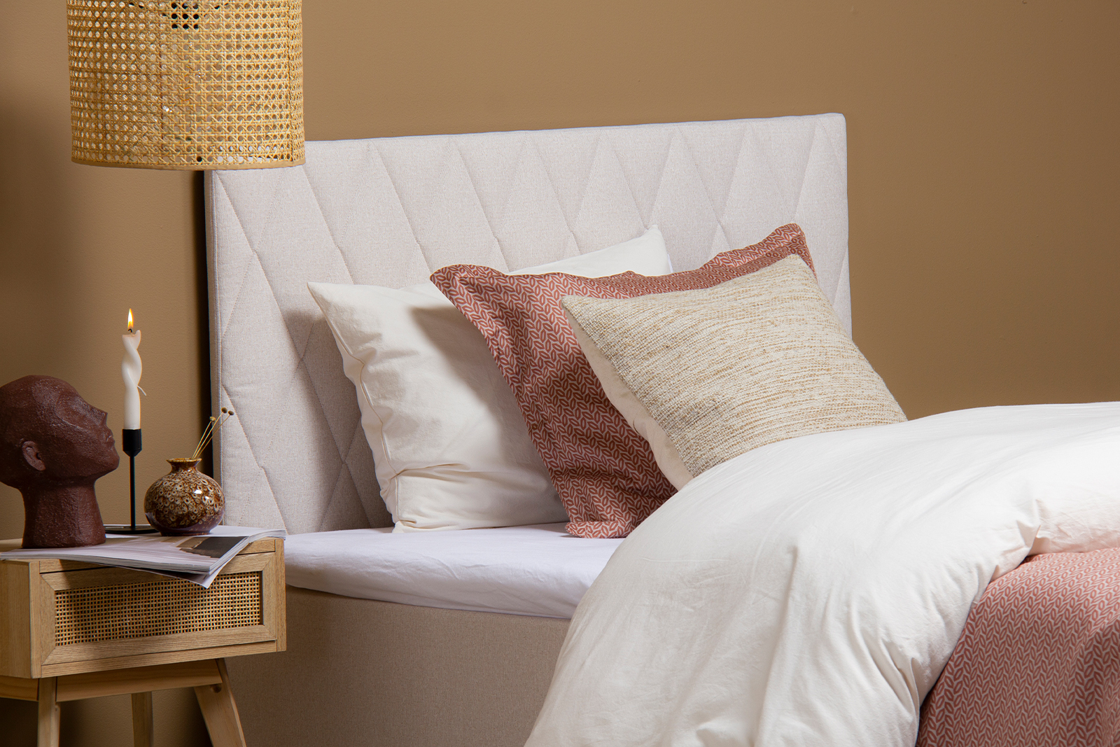 F1 rammemadrass 120x200 cm i tekstil Gandar 25 Beige med 5 cm overmadrass. Uten ben