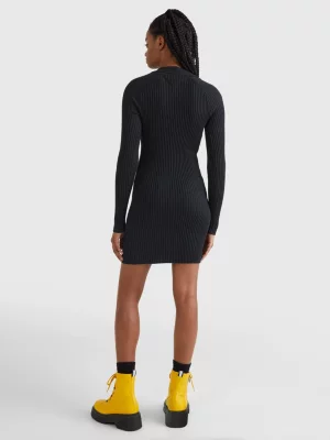 Vestido de malha canelada com decote em V e emblema
