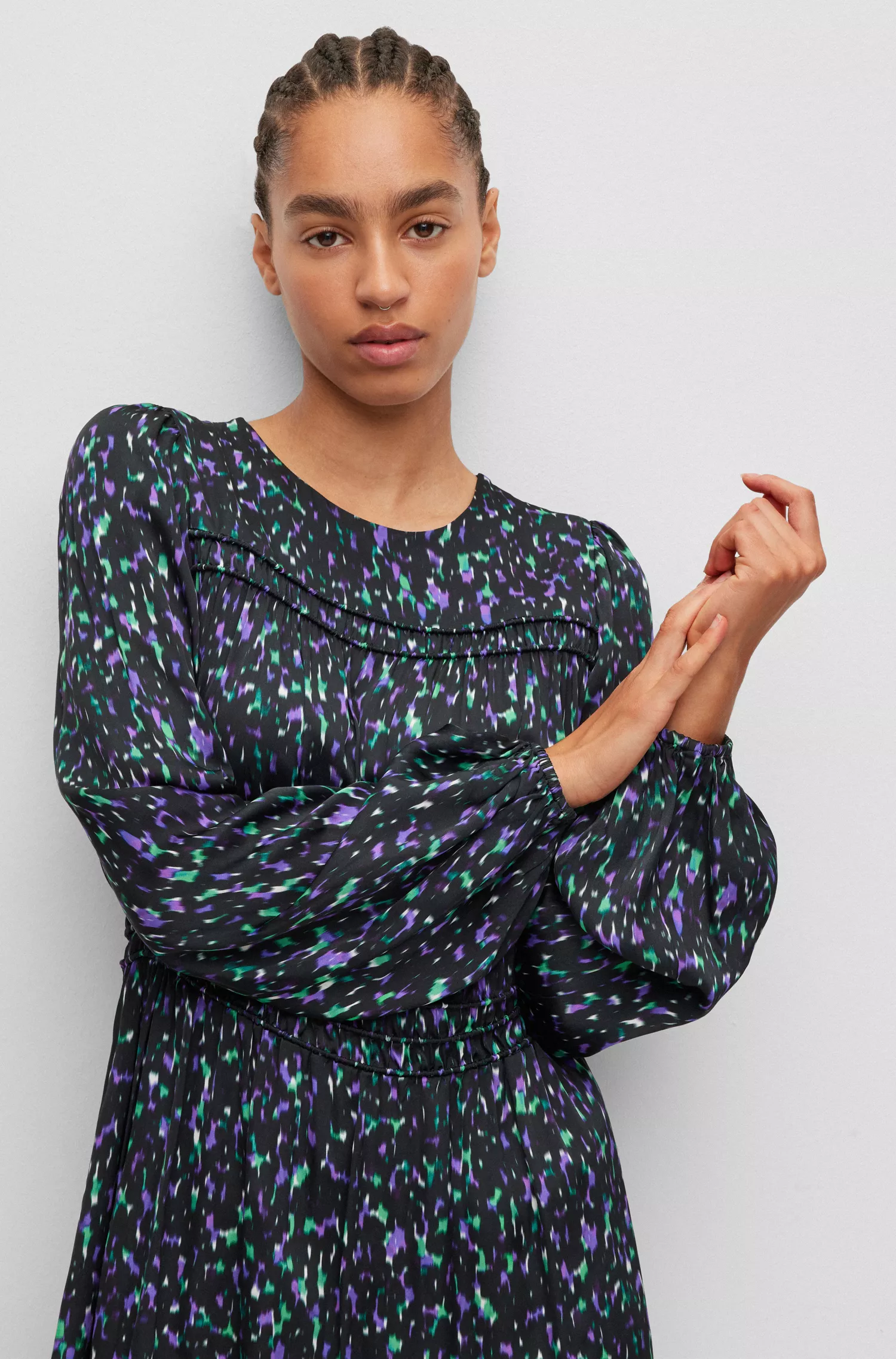 Vestido BOSS laranja com estampa floral abstrata e detalhes tomara que caia.