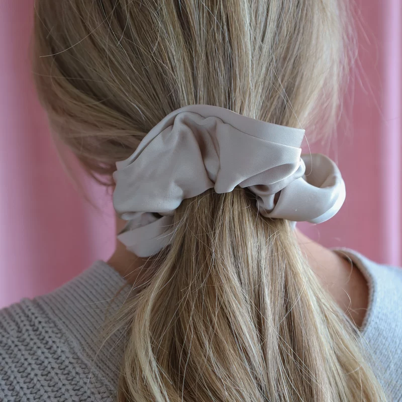 By Stær ANEMONE Scrunchie - Beige