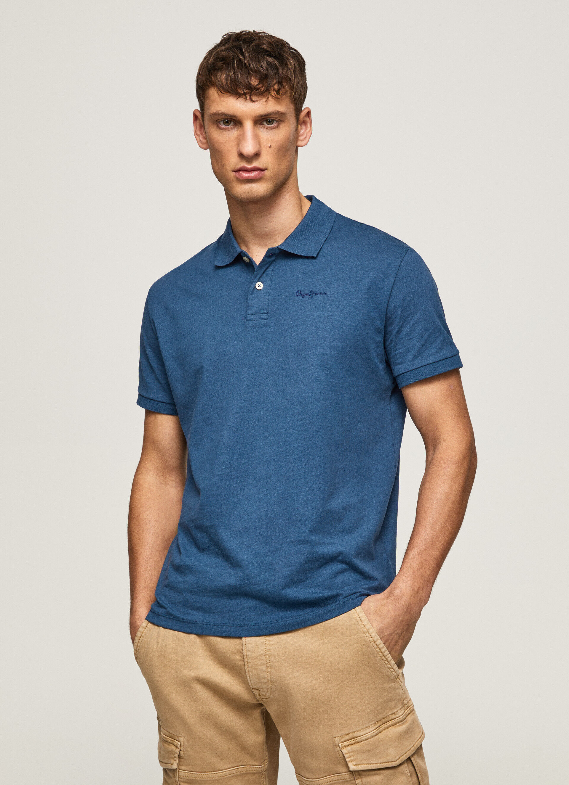 Polo com logotipo bordado - azul jarman