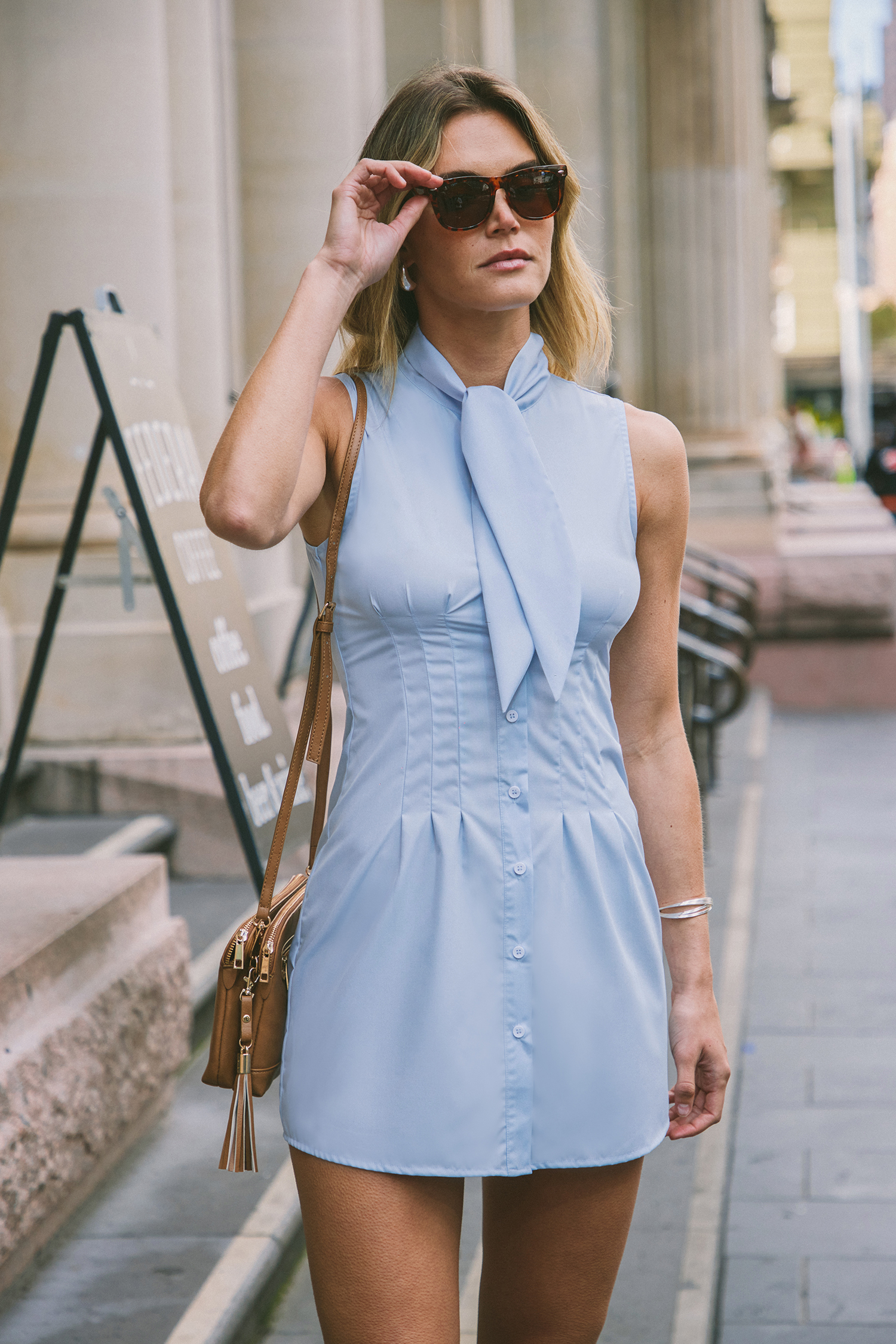 Robe mini sans manches avec col à nouer bleu clair