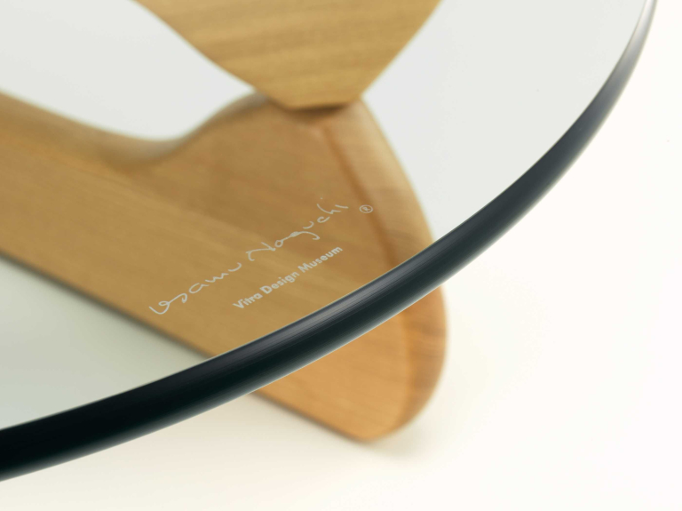 Vitra Noguchi Coffee Table salontafel met eiken onderstel