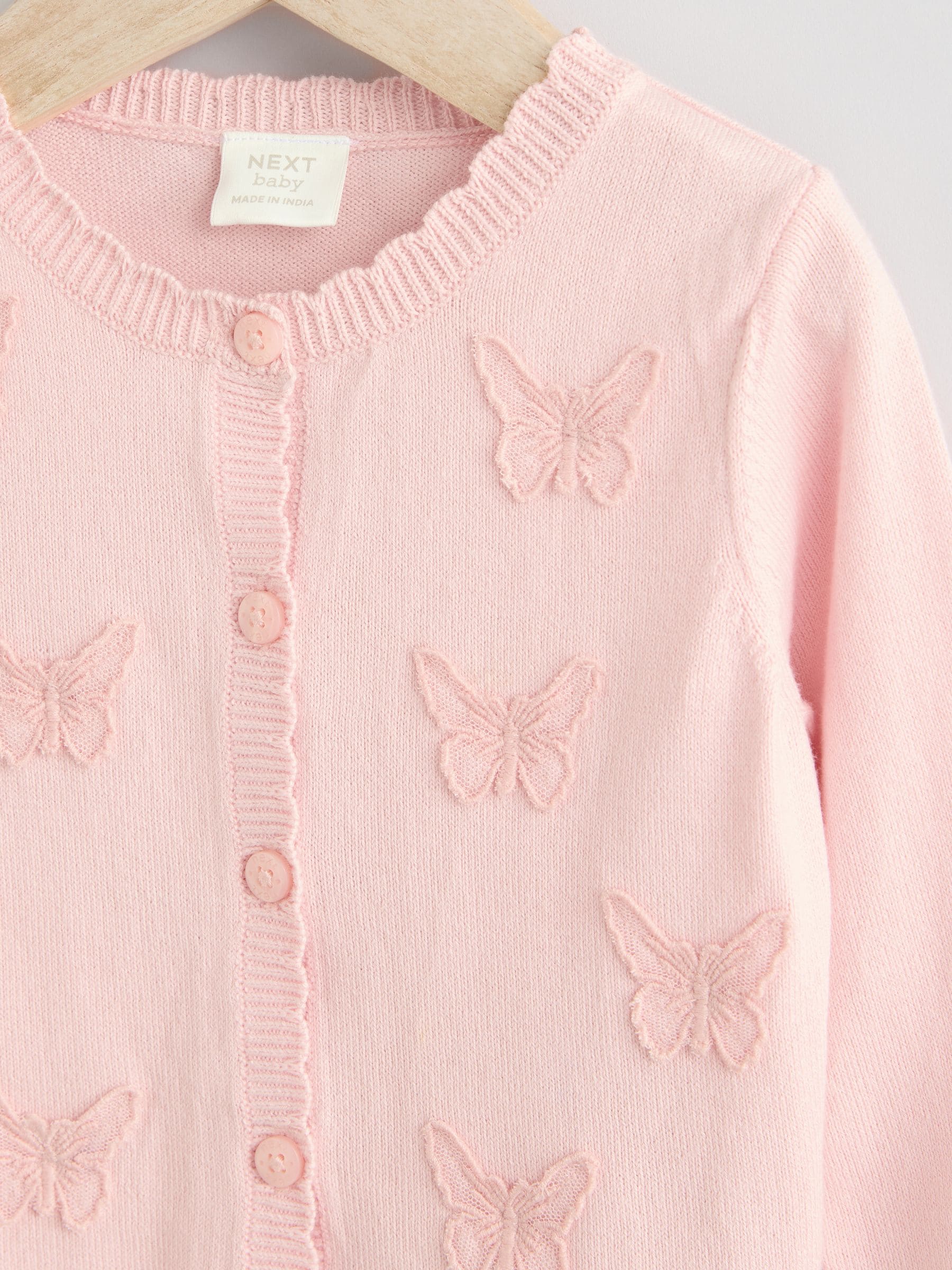 Roze vlinderborduursel - Gebreid babyvest (0 mnd- 2 jr)
