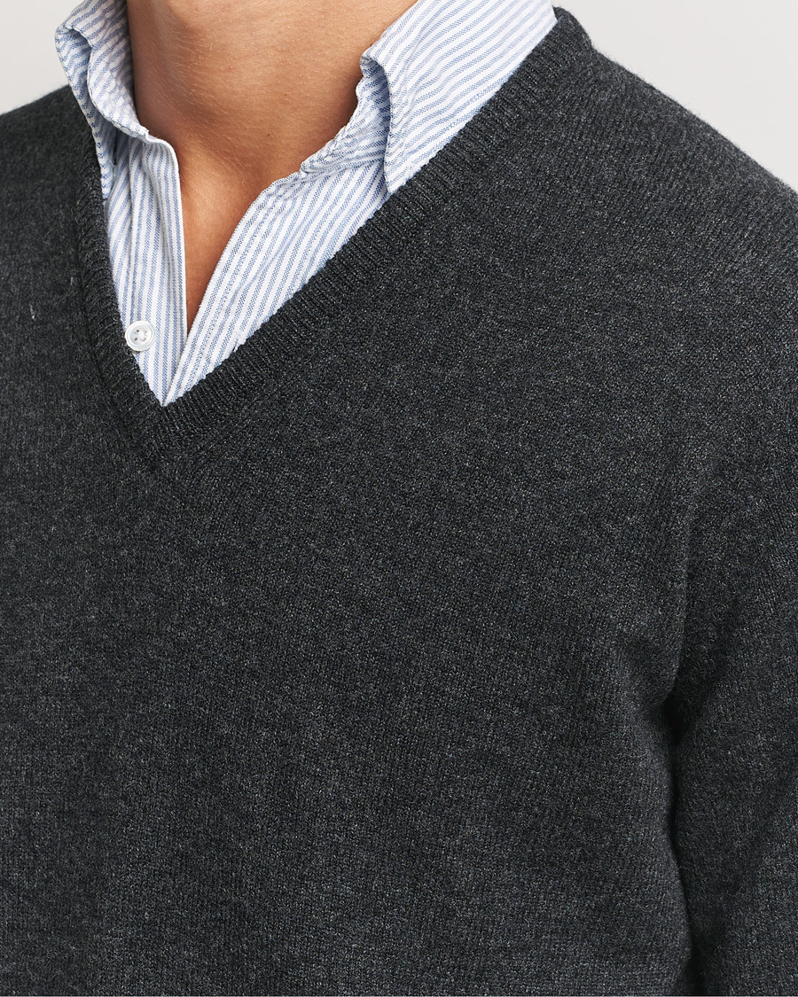 William Lockie Rob Lambswool V-Neck Charcoal