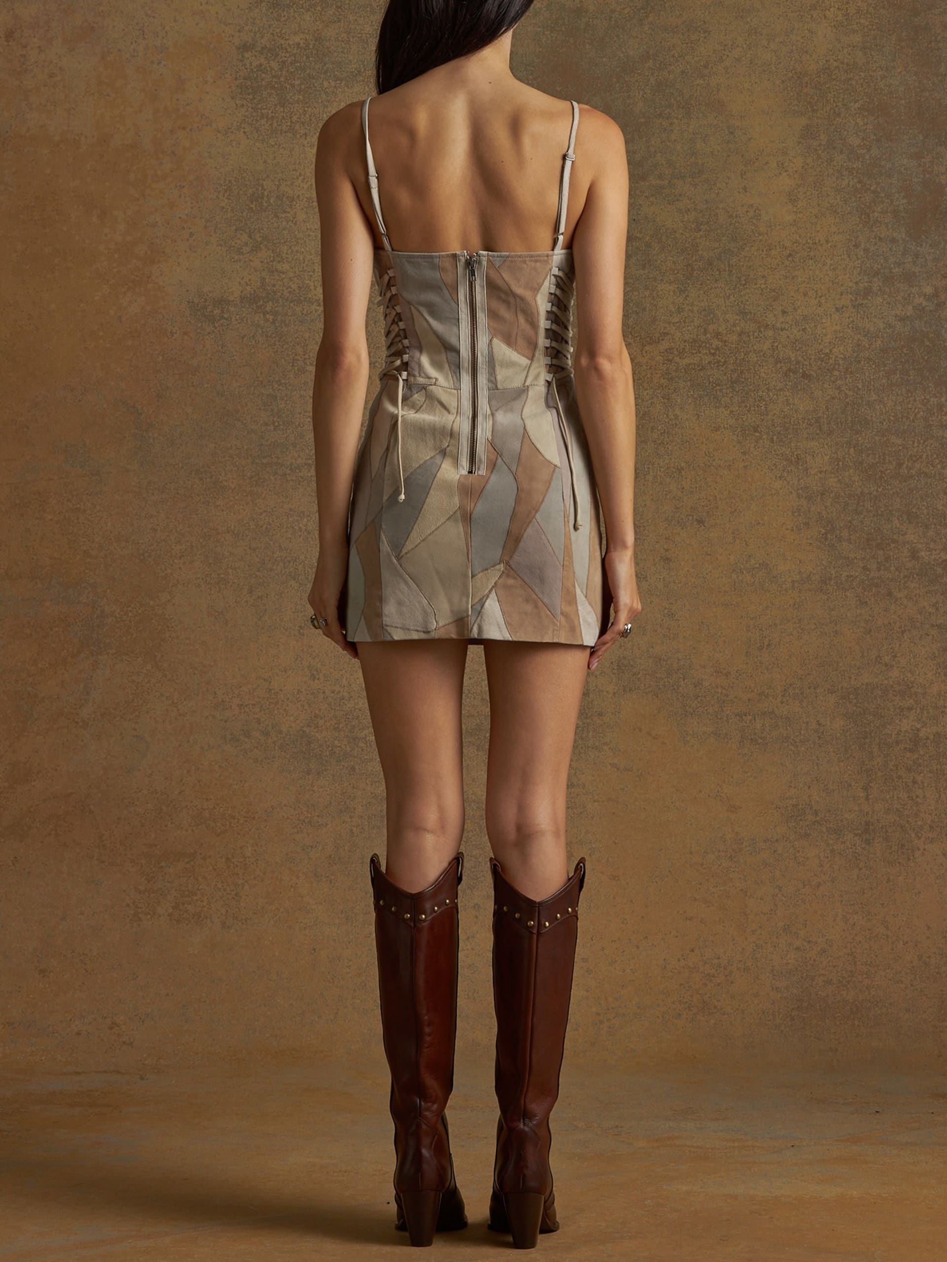 vestido de camurça com apliques