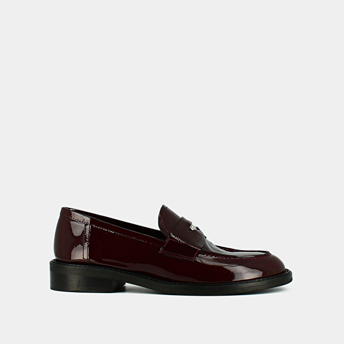 Mocassins à bouts arrondis et détails argentés  en cuir verni bordeaux