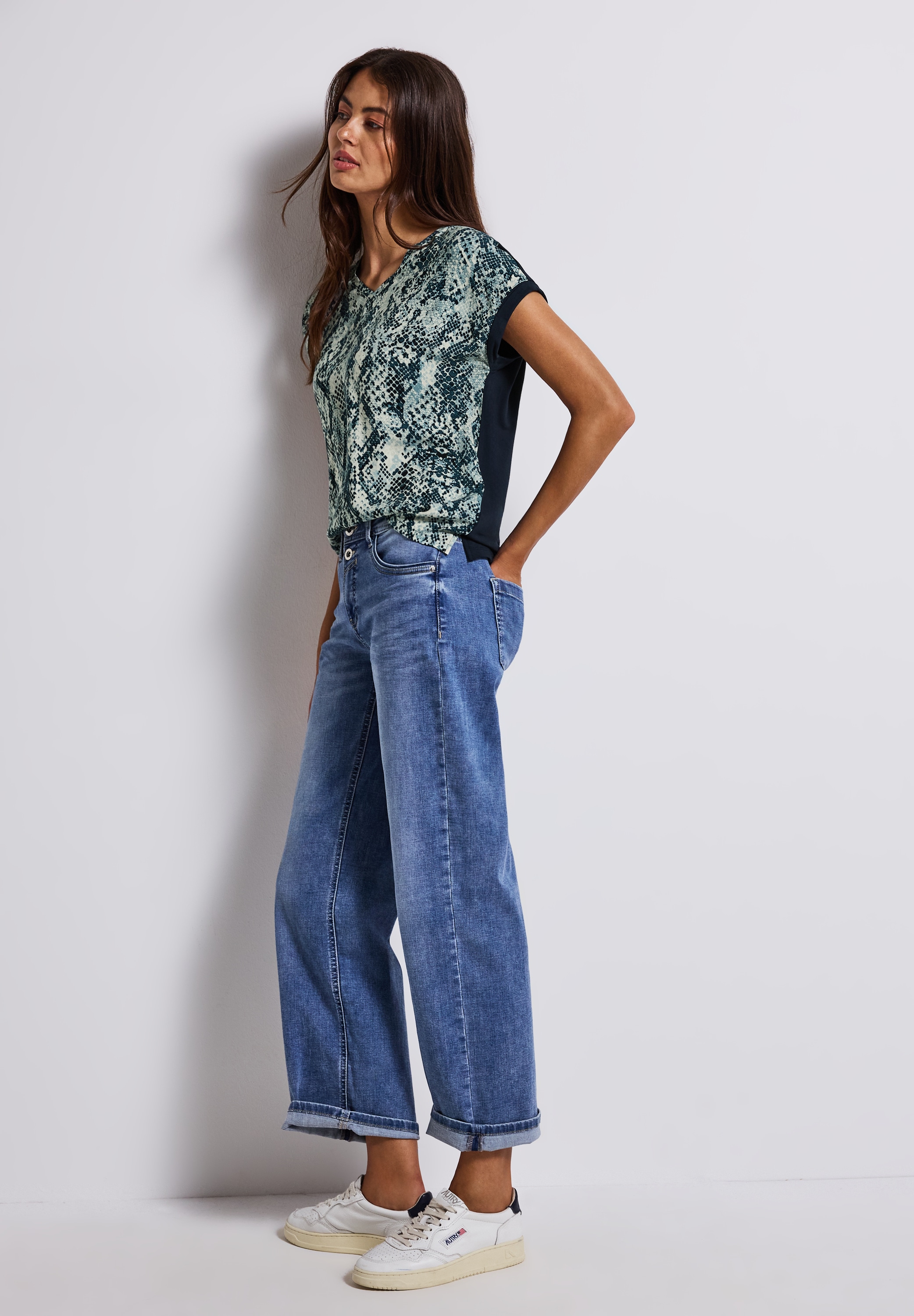 STREET ONE Shirttop , mit gemusterter Front aus Viskose und V-Ausschnitt