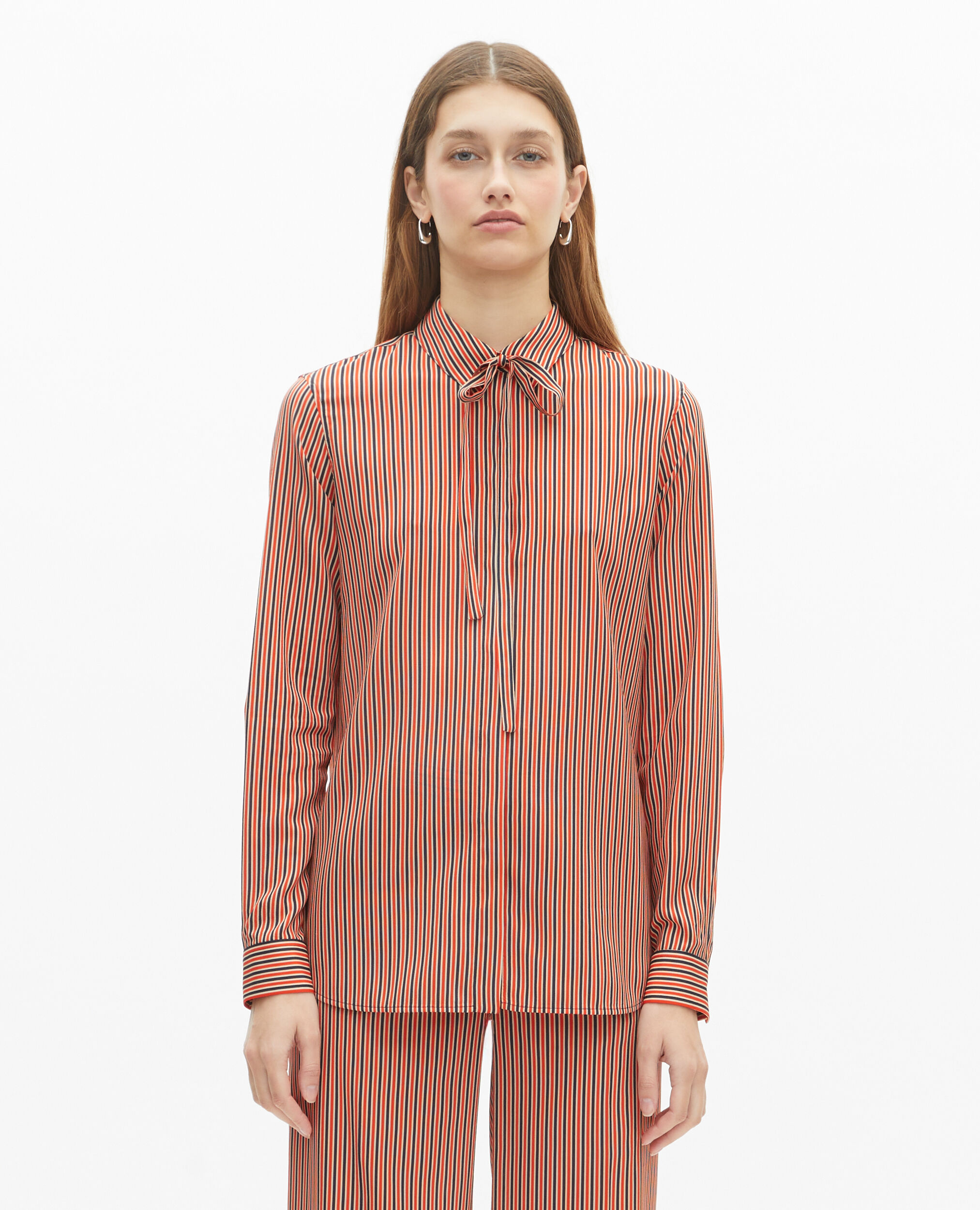 Chemise à rayures rouge et bleue