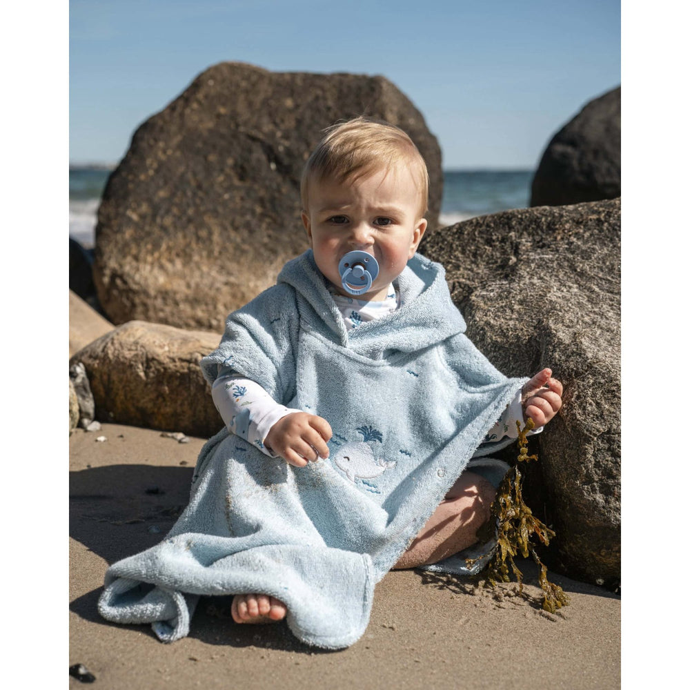 Køb FILIBABBA Christian's Whale Tales Badeponcho Med Broderi GOTS