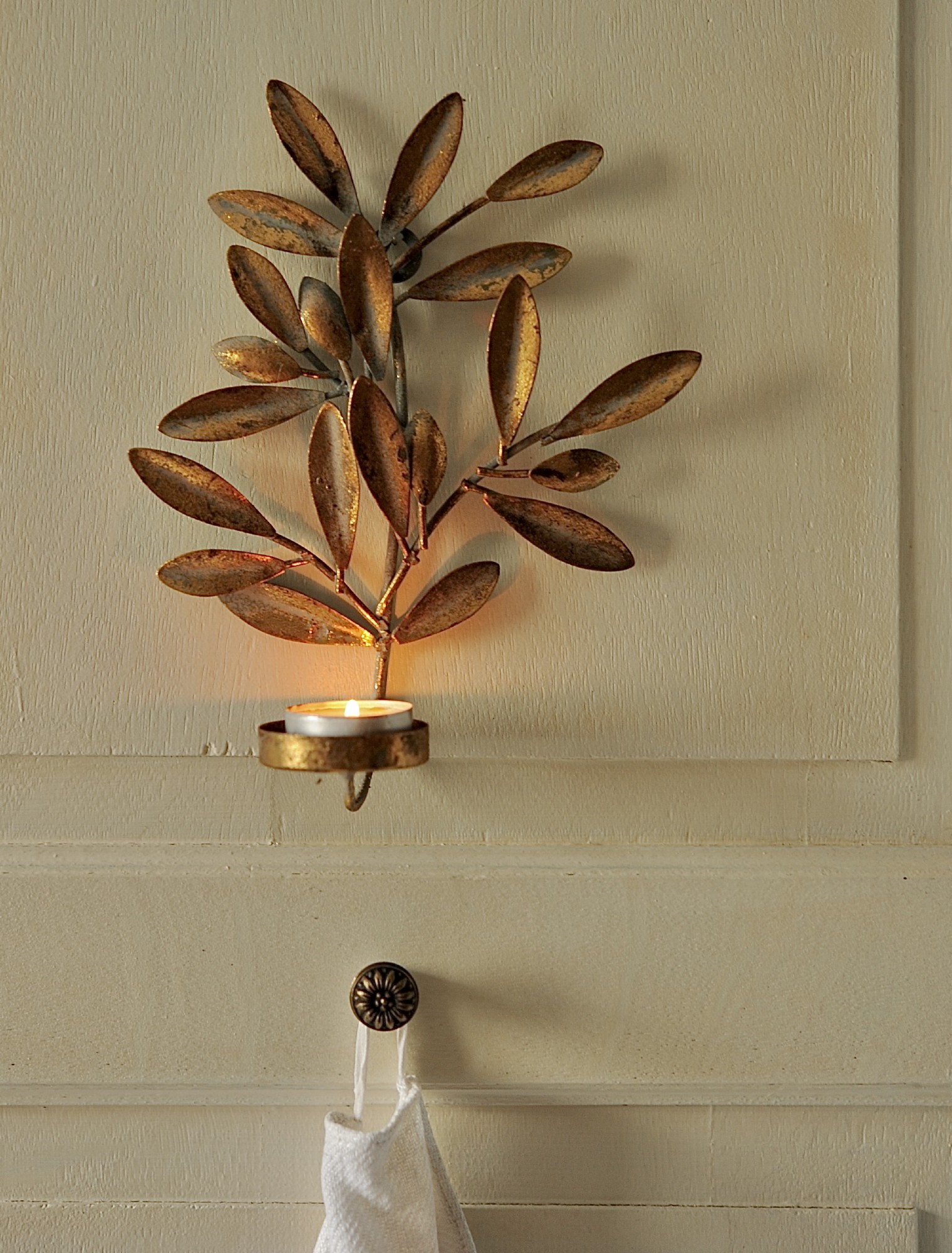 Wand-Teelichthalter 'Olivenzweig', antik gold, H 22 cm, B 16,5 cm, L 6 cm von fischer's lagerhaus