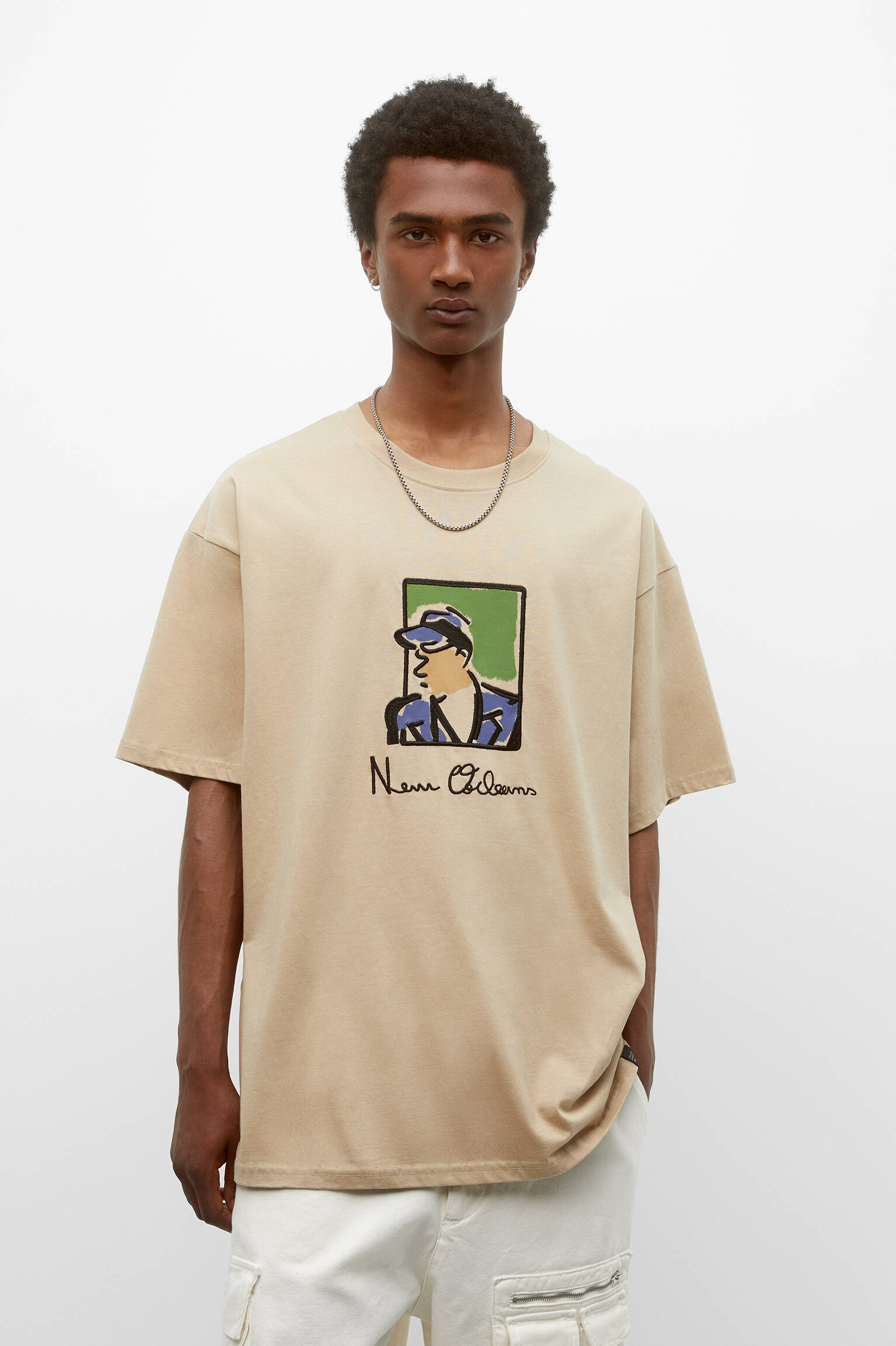CAMISETA COM ILUSTRAÇÃO BORDADA NOVA ORLEANS - AREIA