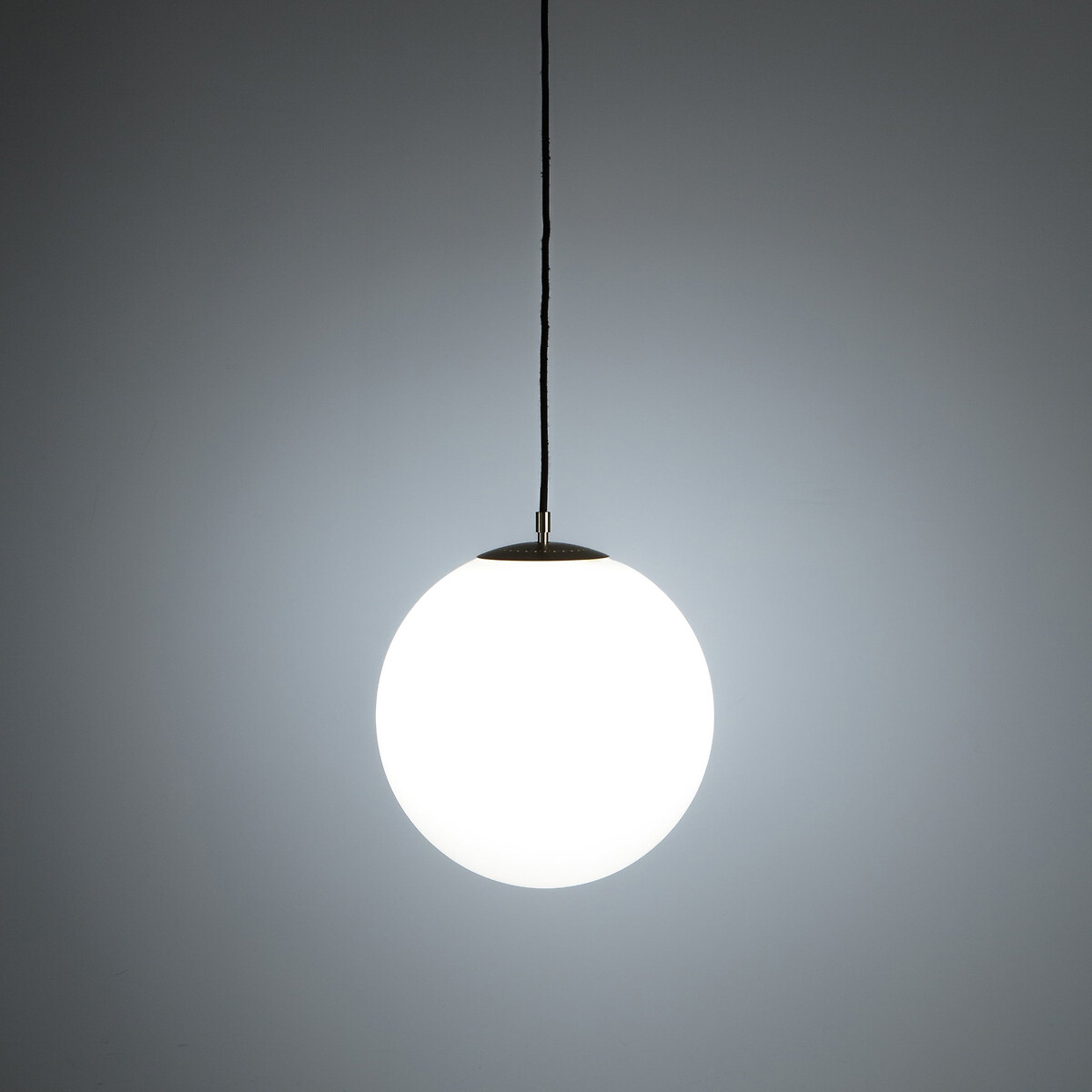 LA REDOUTE INTERIEURS<br>Candeeiro suspenso em latão e vidro opalino Ø30 cm, Moricio