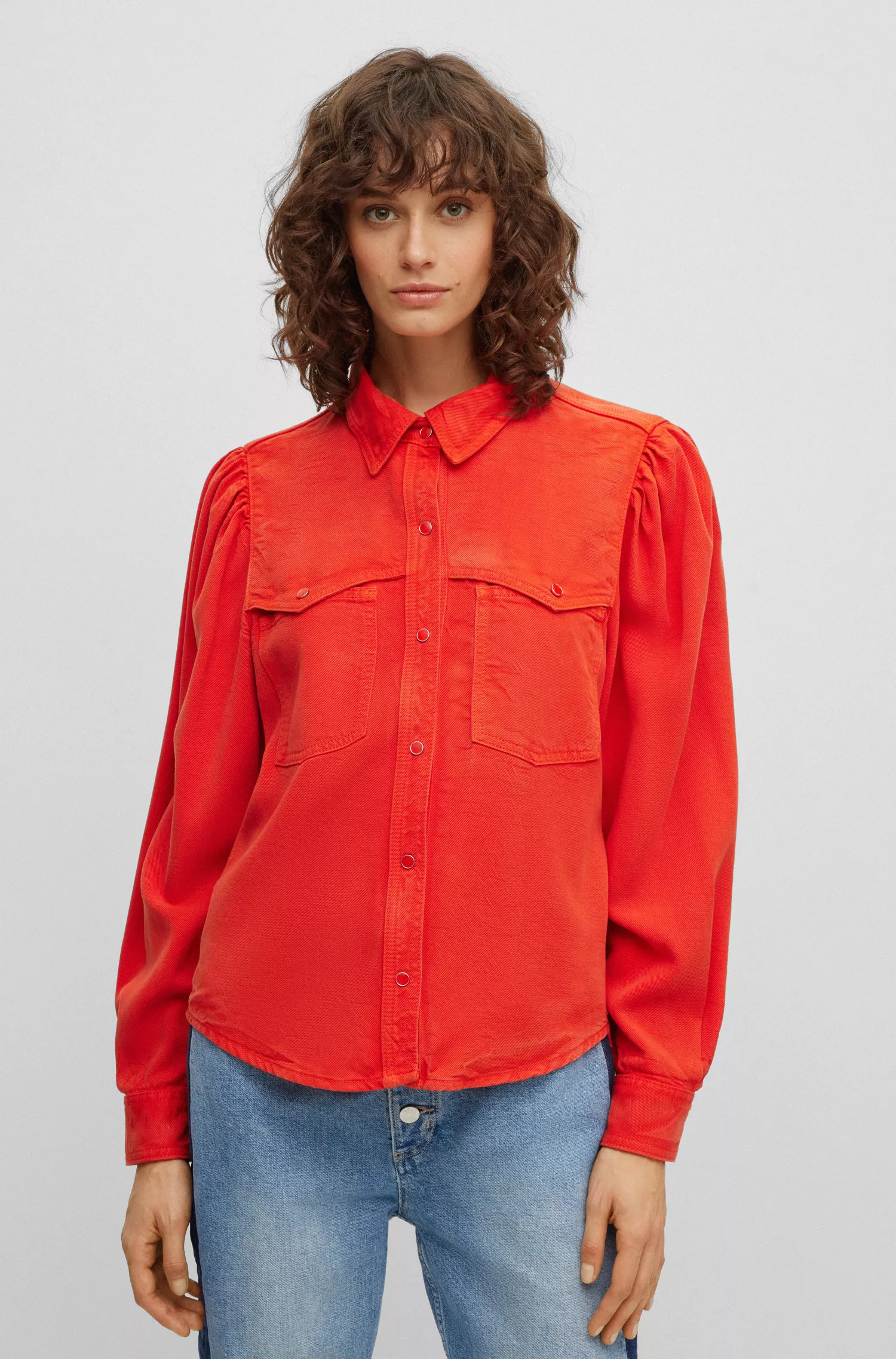 Blusa BOSS preta, corte regular, com fecho de pressão e gola pontiaguda.