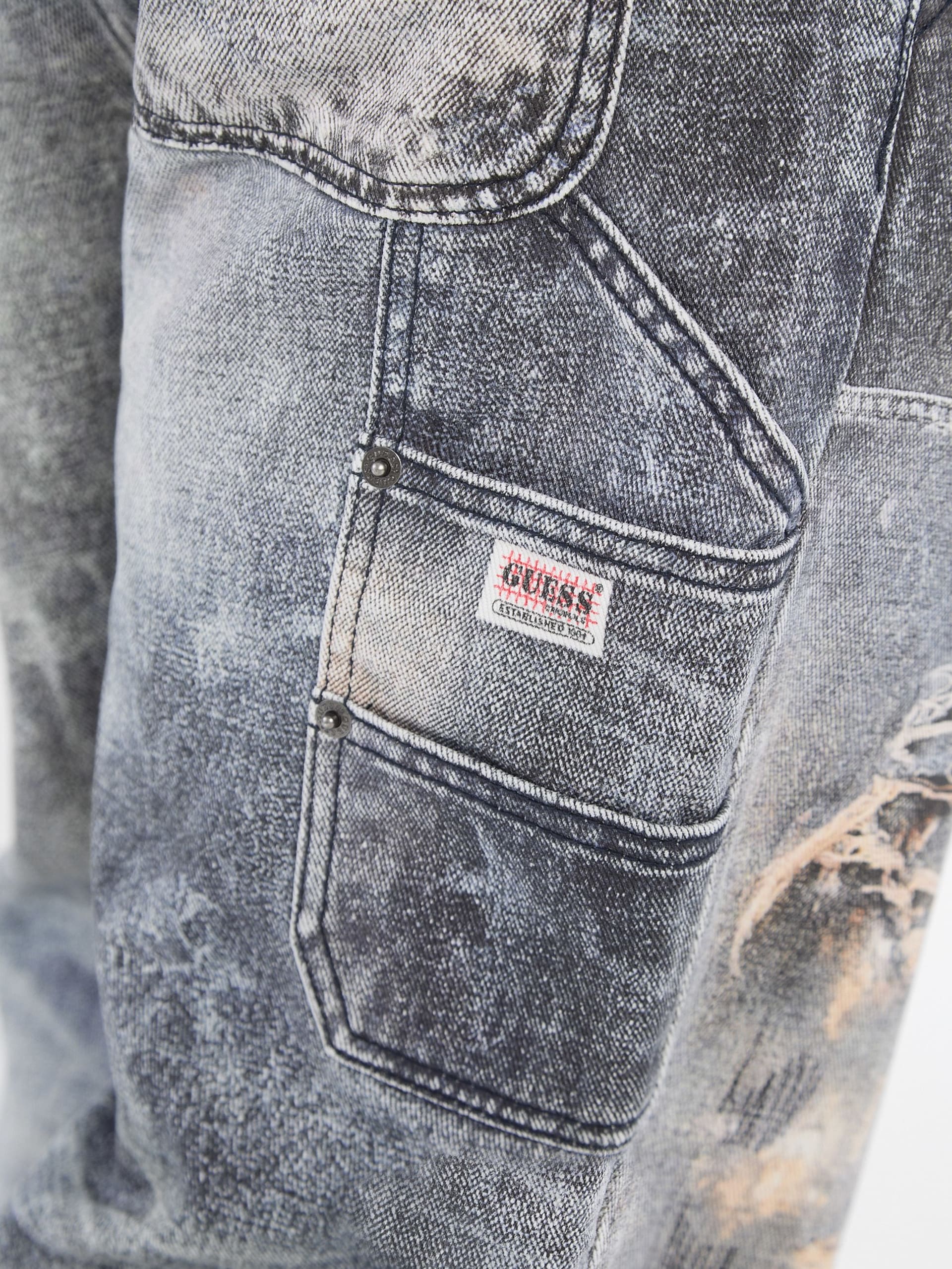 Calça jeans Carpenter com painel estampado da GUESS Originals