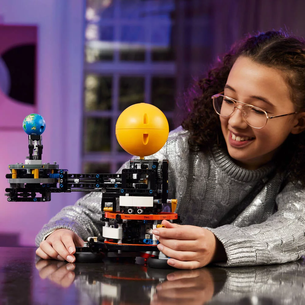 LEGO®TECHNIC 42179 - LA PLANETE TERRE ET LA LUNE EN ORBITE