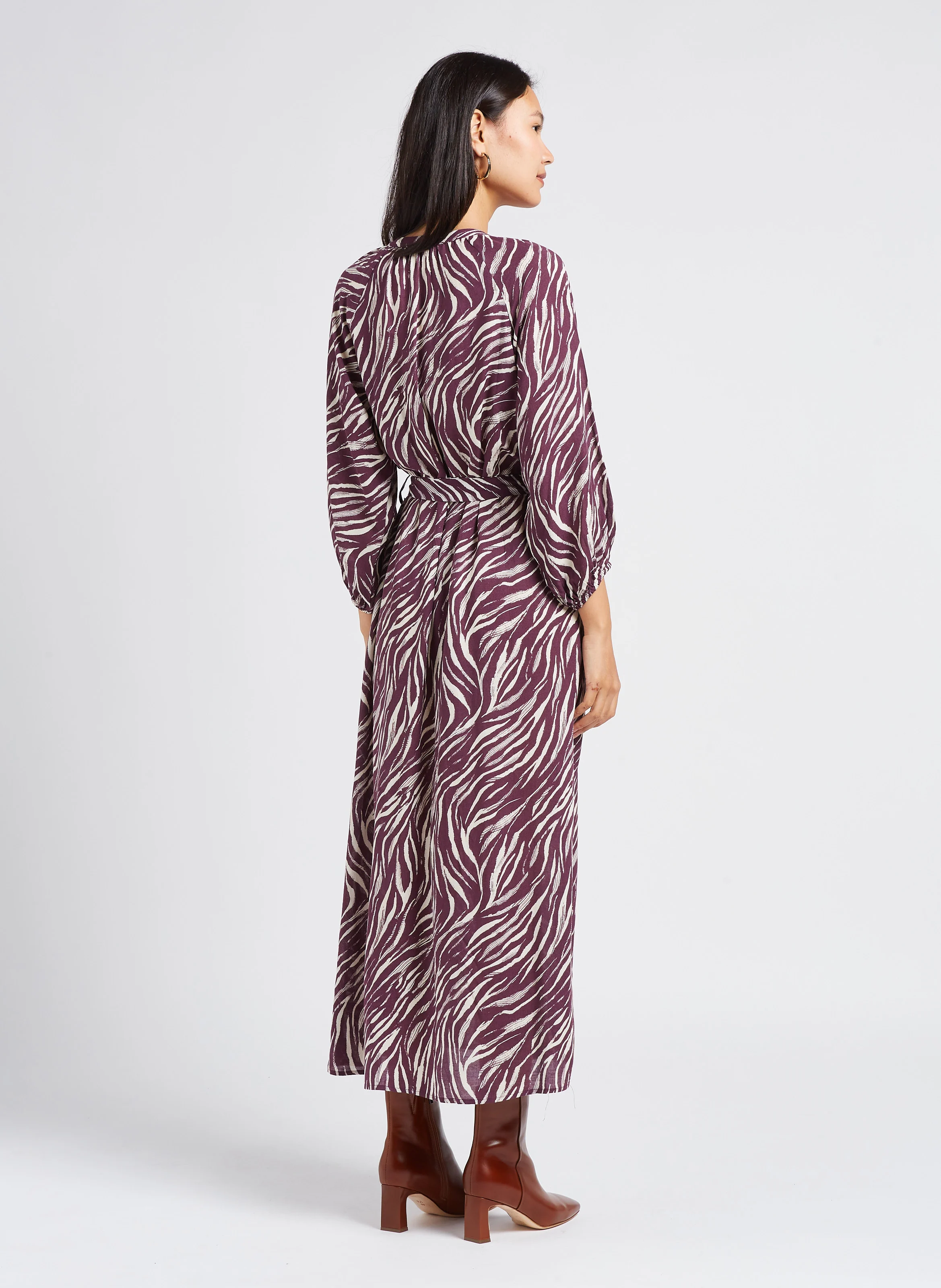 LEXI - Robe longue coupe droite à col v | Rose