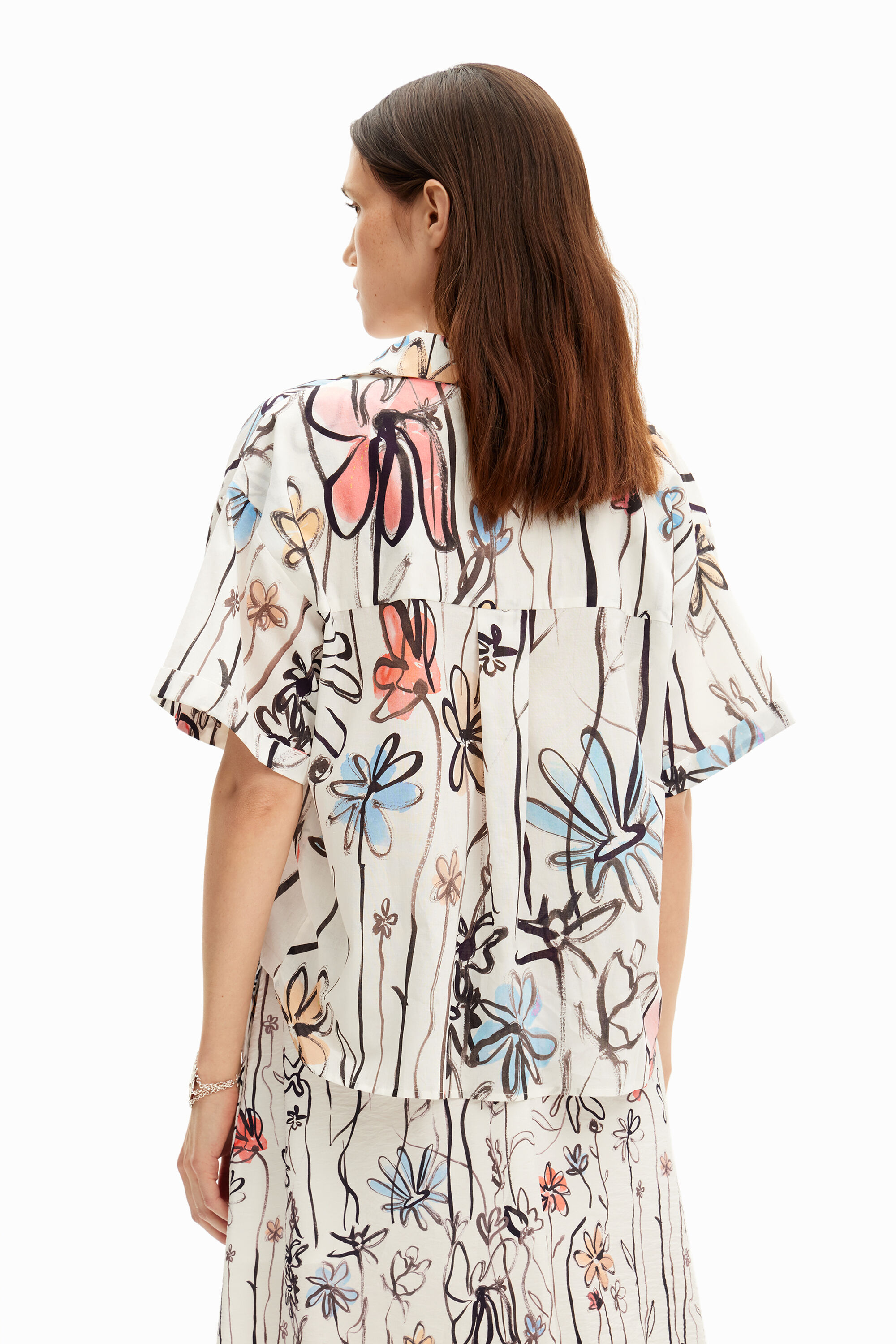 Camisa floral ilustrada