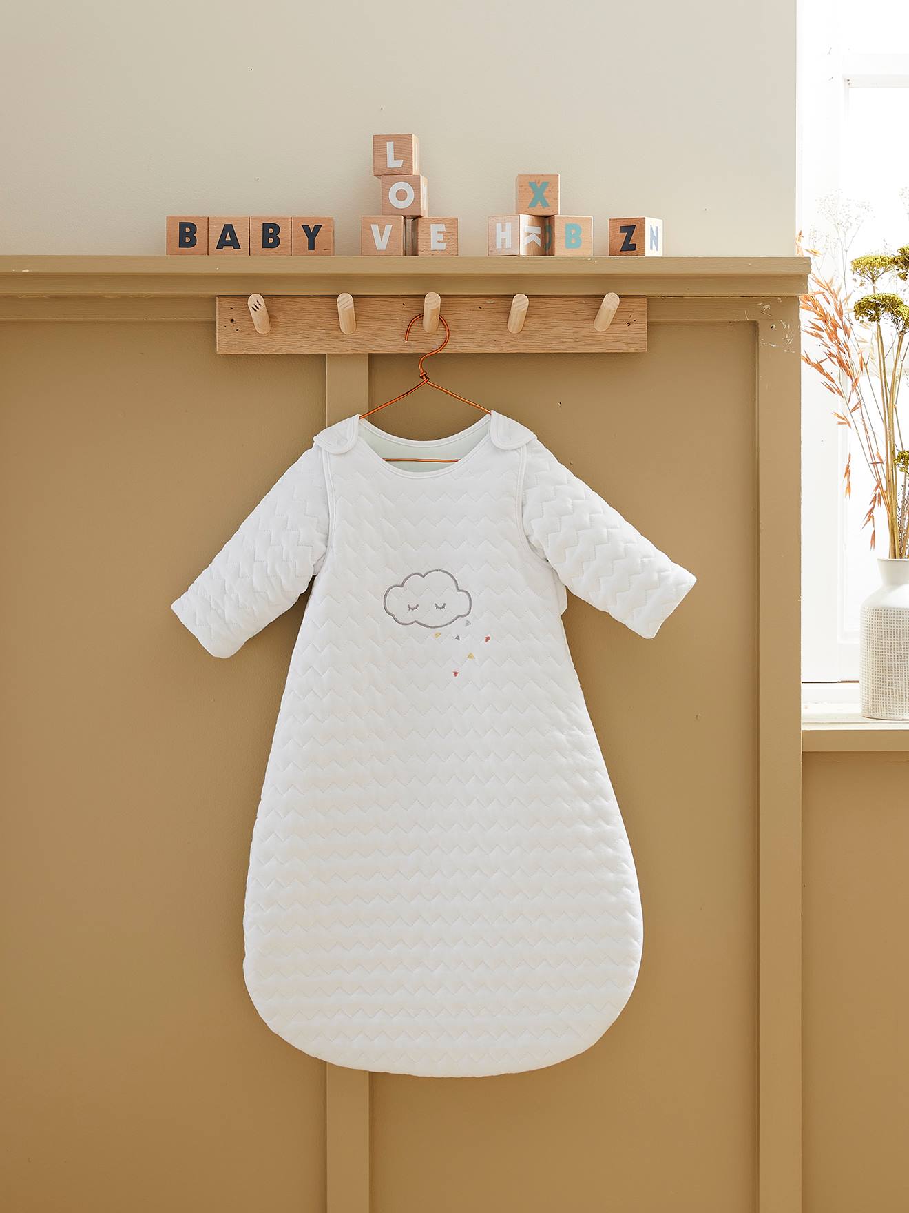 Saco de dormir acolchoado em algodão orgânico, modelo CLOUD, com mangas removíveis, branco claro liso.