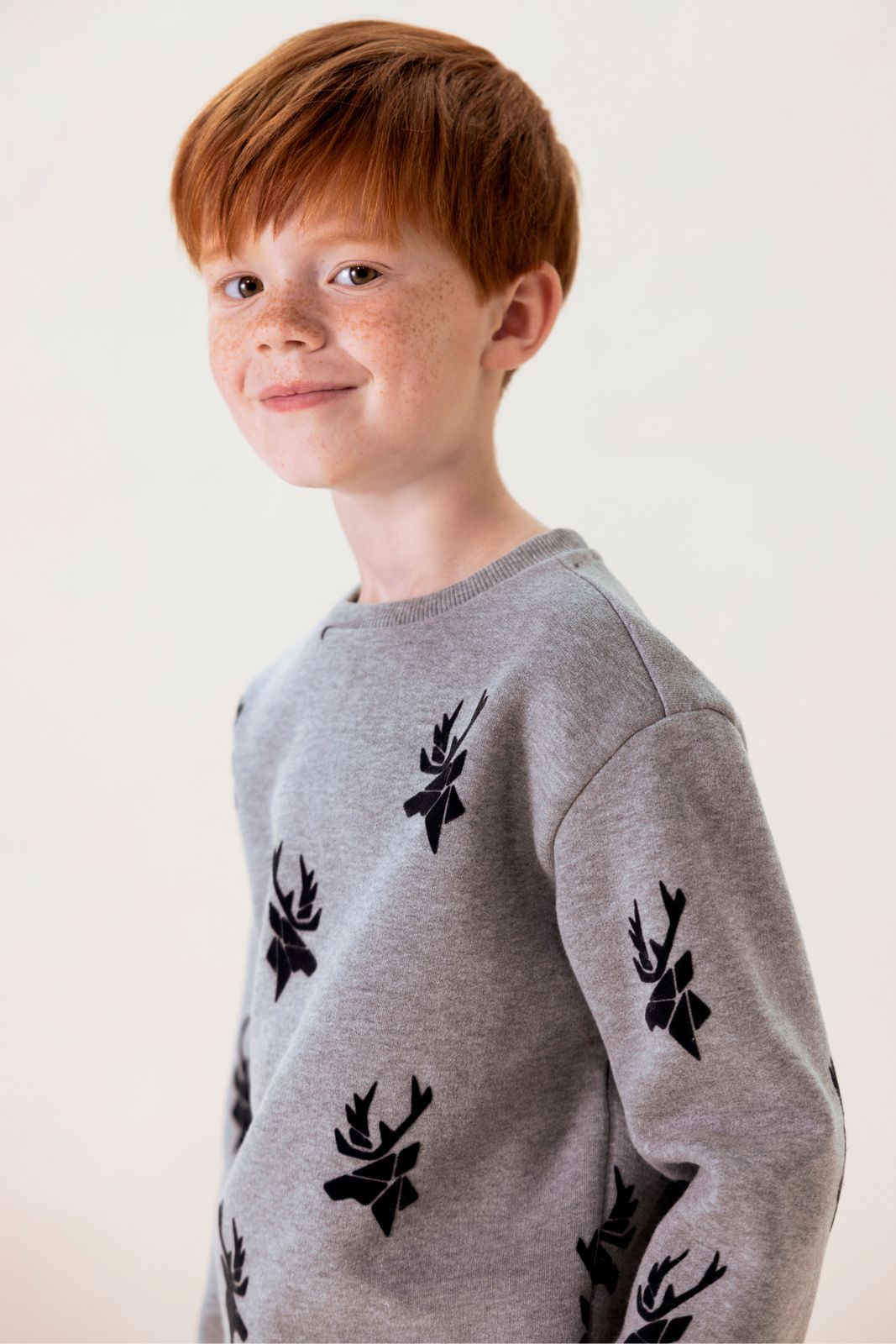 Grijze sweater met all-over rendierprint