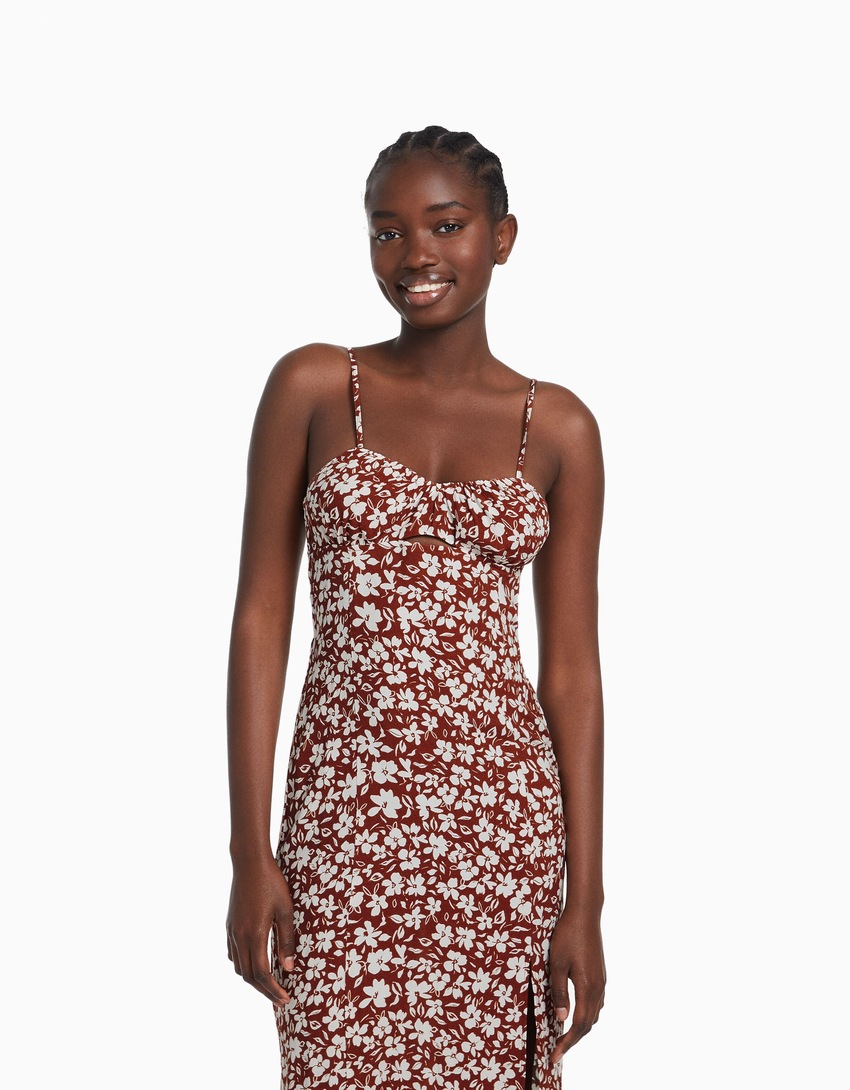 Vestido midi com estampa floral, alças e detalhe vazado.