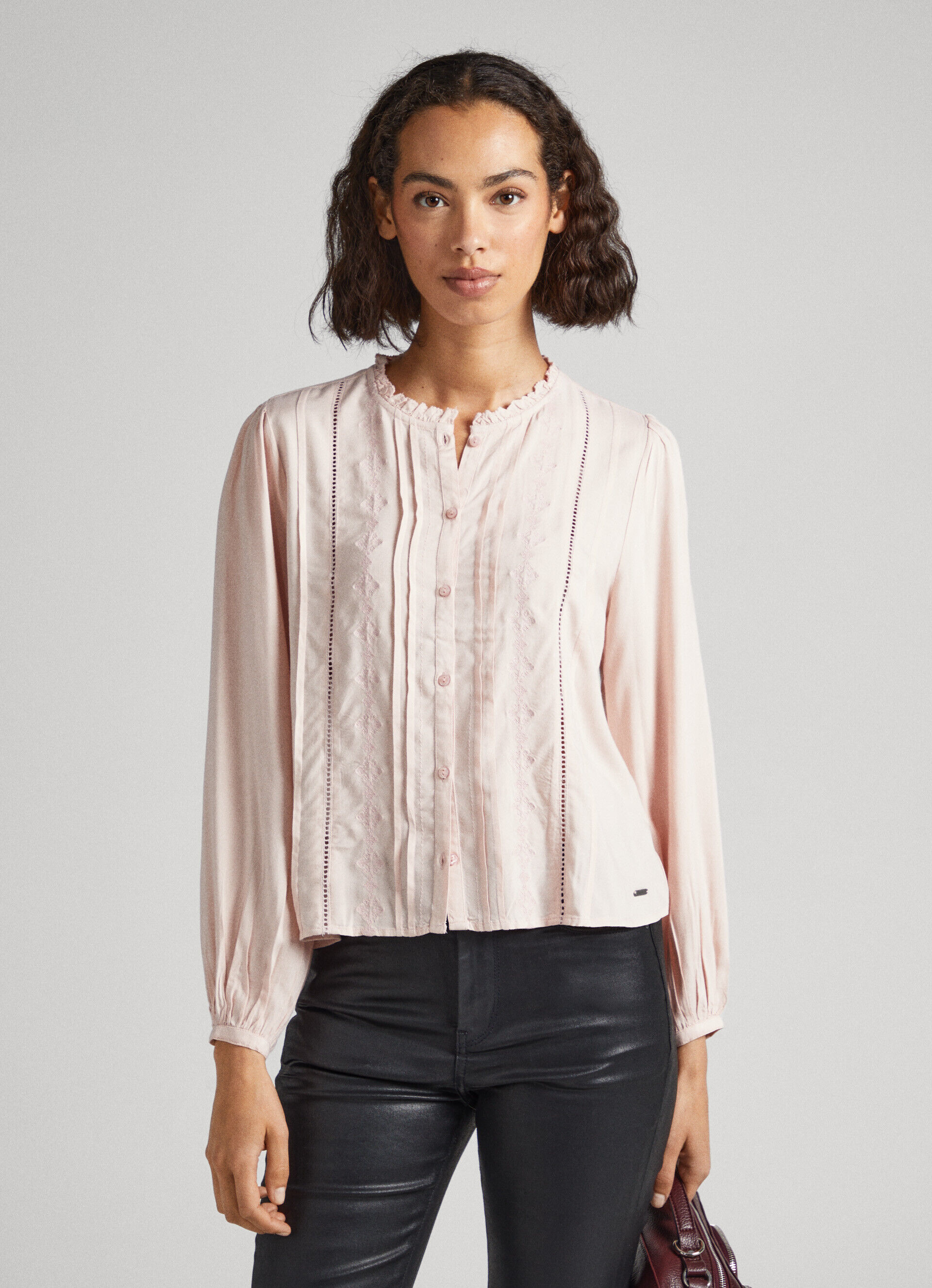 Blusa bordada com corte romântico - rosa acinzentado