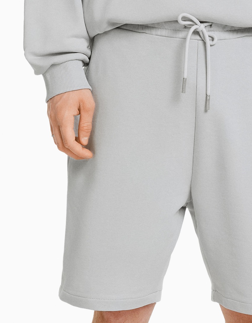 Bermuda de pelúcia BERSHKA com detalhes em BIZARRAP