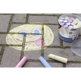 Craie de trottoir, dans un seau en plastique