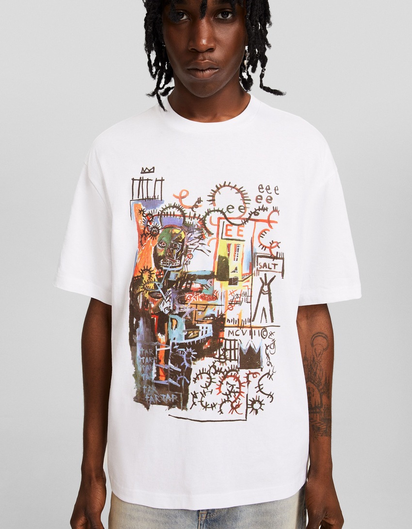 Camiseta de manga curta com modelagem quadrada e estampa inspirada em Jean-Michel Basquiat.